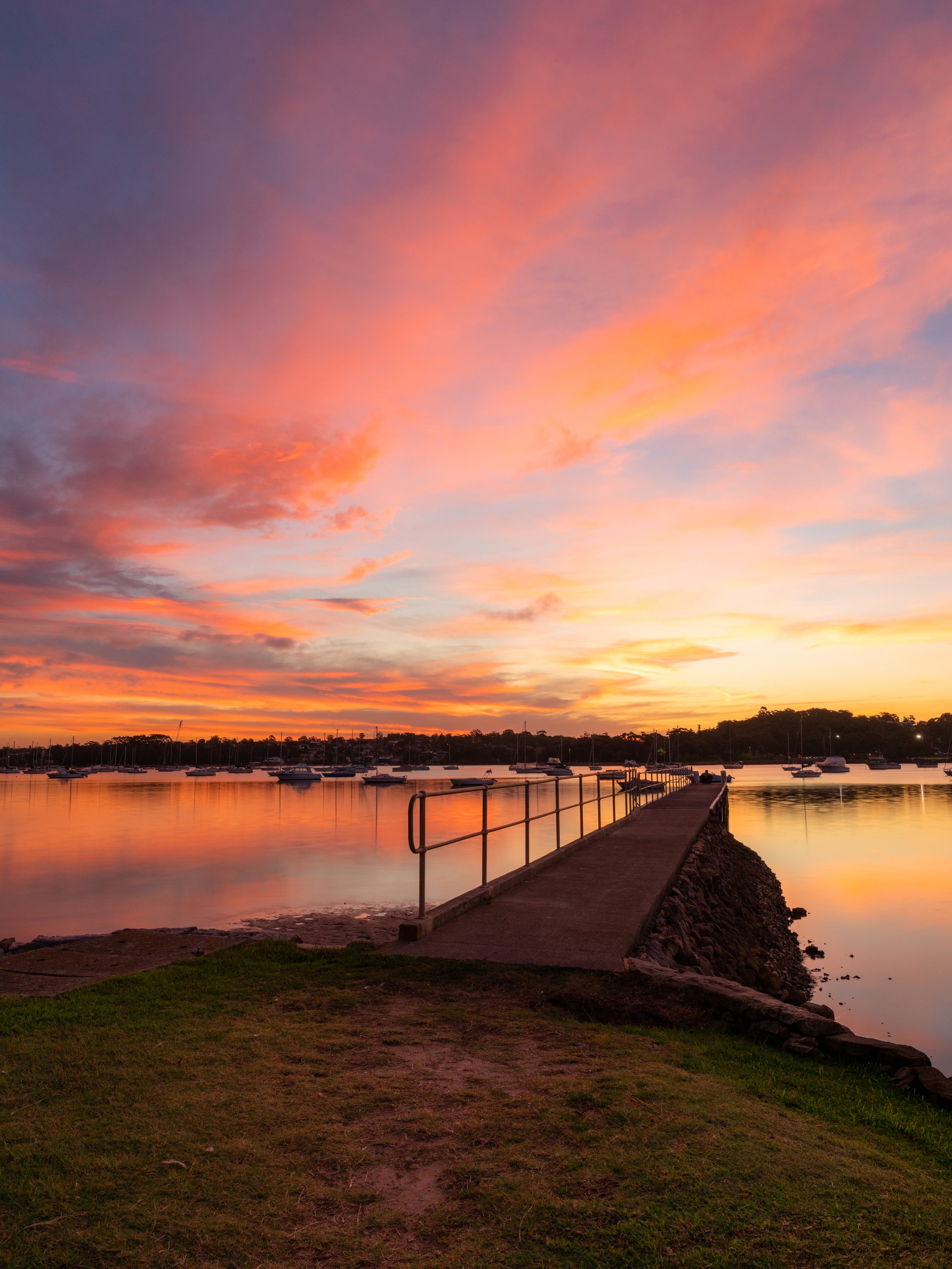 Serene Sydney sunsets&hellip;

Snapped these recently in my local area in Sans Souci. It&rsquo;s a nice spot to watch the sun go down across Kogarah Bay.

It was also a good chance to use the @urth ND filters I bought a few months back.

Hope you lik
