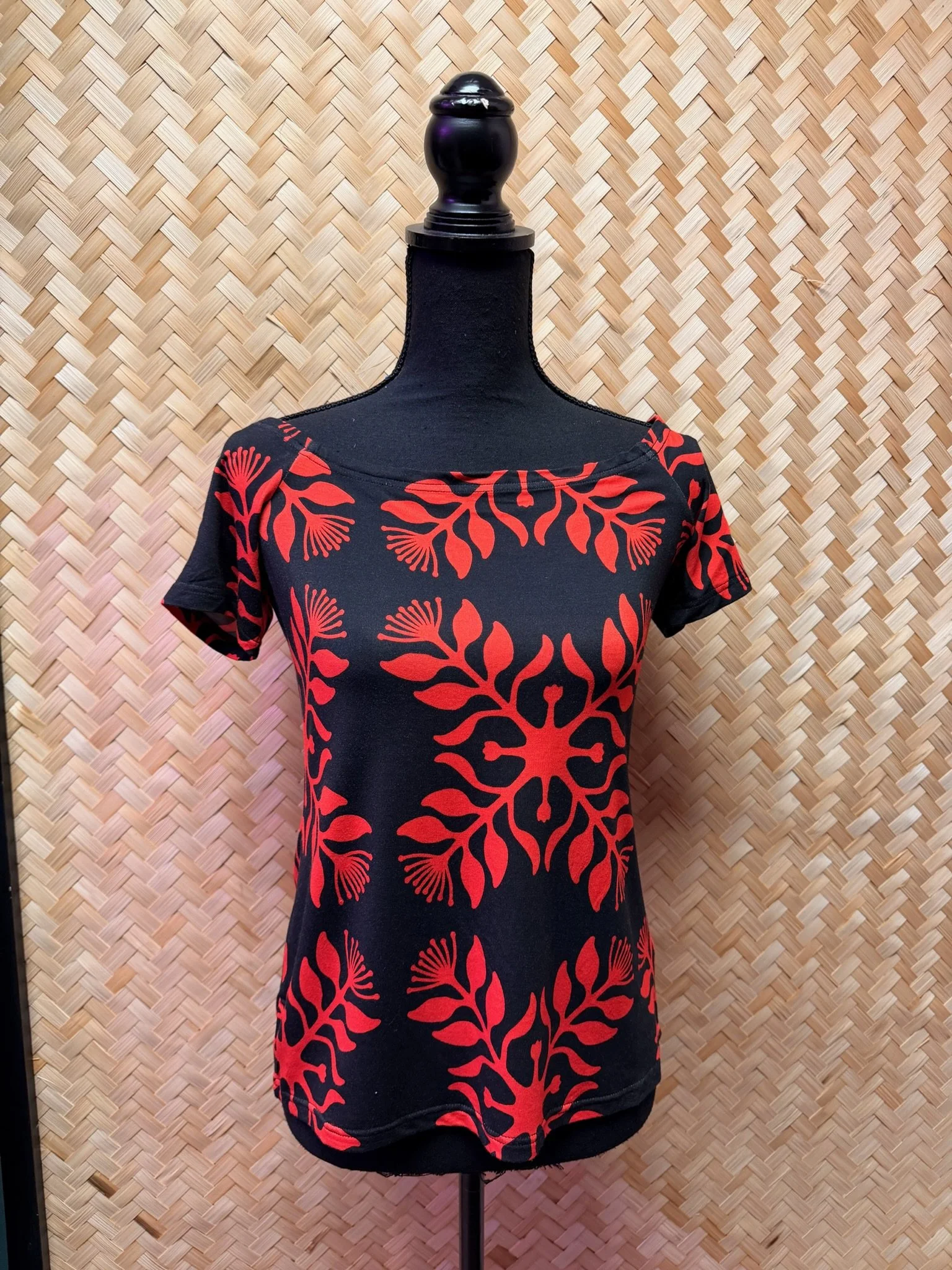 Hiʻilei Short Sleeve Top | Red/Black | Liko Lehua