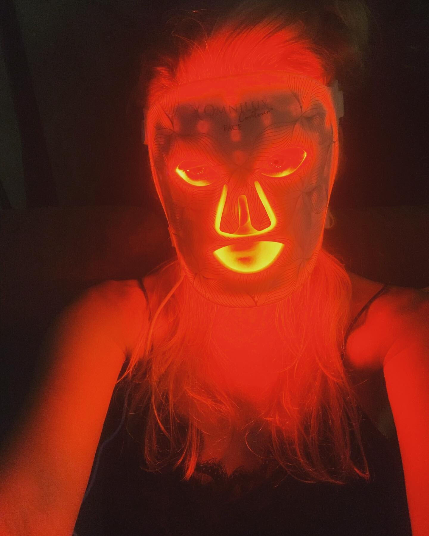 If I could buy you all one of these I would 💫 I&rsquo;ve been a fan of LED light therapy in-salon for years so I&rsquo;ve been road testing this DIY mask version for weeks now (but I could have posted this review after my first glow-getting session)