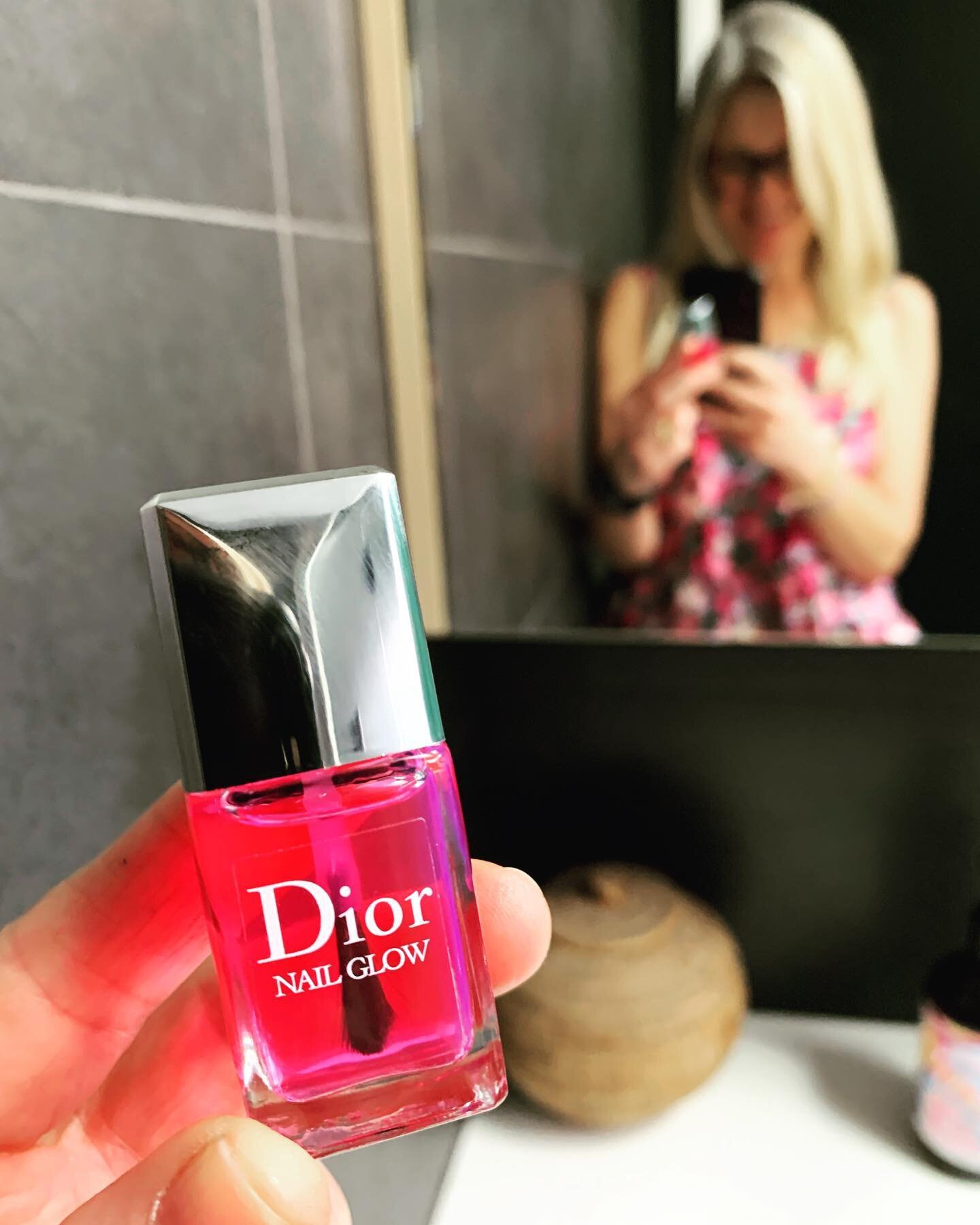 As much as I love my local nail bar I love an easy DIY a tad more 💫 This is a long-time French beauty love. Just two quick coats for elevated, natural-looking nails 🤍🤍🤍 $40. @diorbeauty @myer 
.
.
.
.
#notsponsored #whatiuse #beautyover45 #beauty