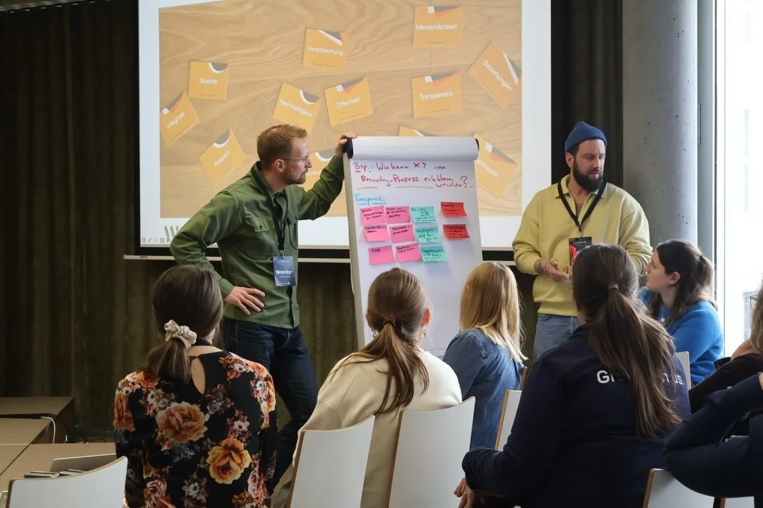 Die Teilnahme an der Gravity Konferenz 2026 war f&uuml;r uns weit mehr als nur ein Besuch von Workshops und Vortr&auml;gen. Sie war ein Raum f&uuml;r Begegnung, f&uuml;r gemeinsames Nachdenken und f&uuml;r die Fragen, die entstehen, wenn Menschen mit