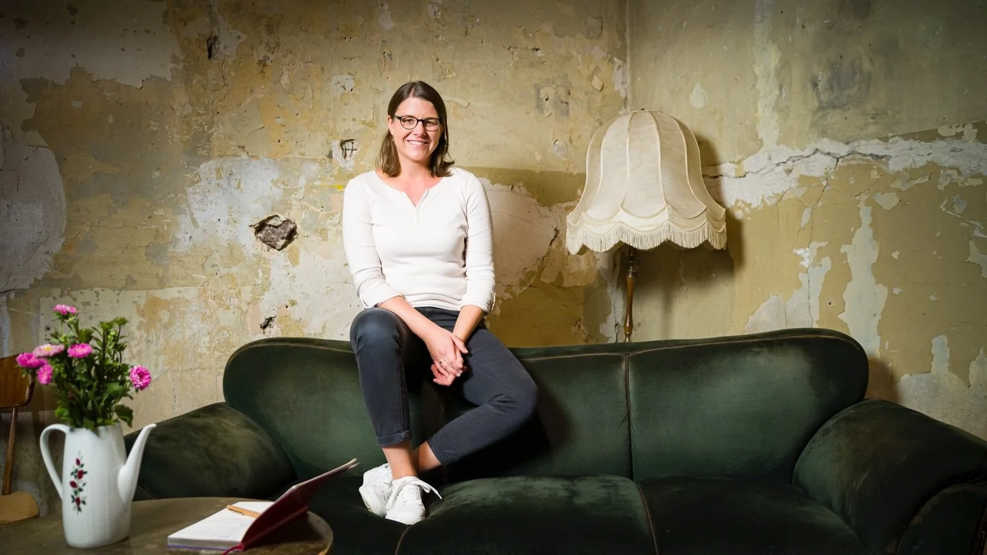 Zusammenarbeit ist mehr als Abstimmung und Prozesse. Sie ist der Raum, in dem Vertrauen entsteht, Verantwortung geteilt wird und Menschen gemeinsam wirksam werden k&ouml;nnen.

Bei uns verantwortet Mareike das Beratungsfeld Zusammenarbeit. Dabei geht