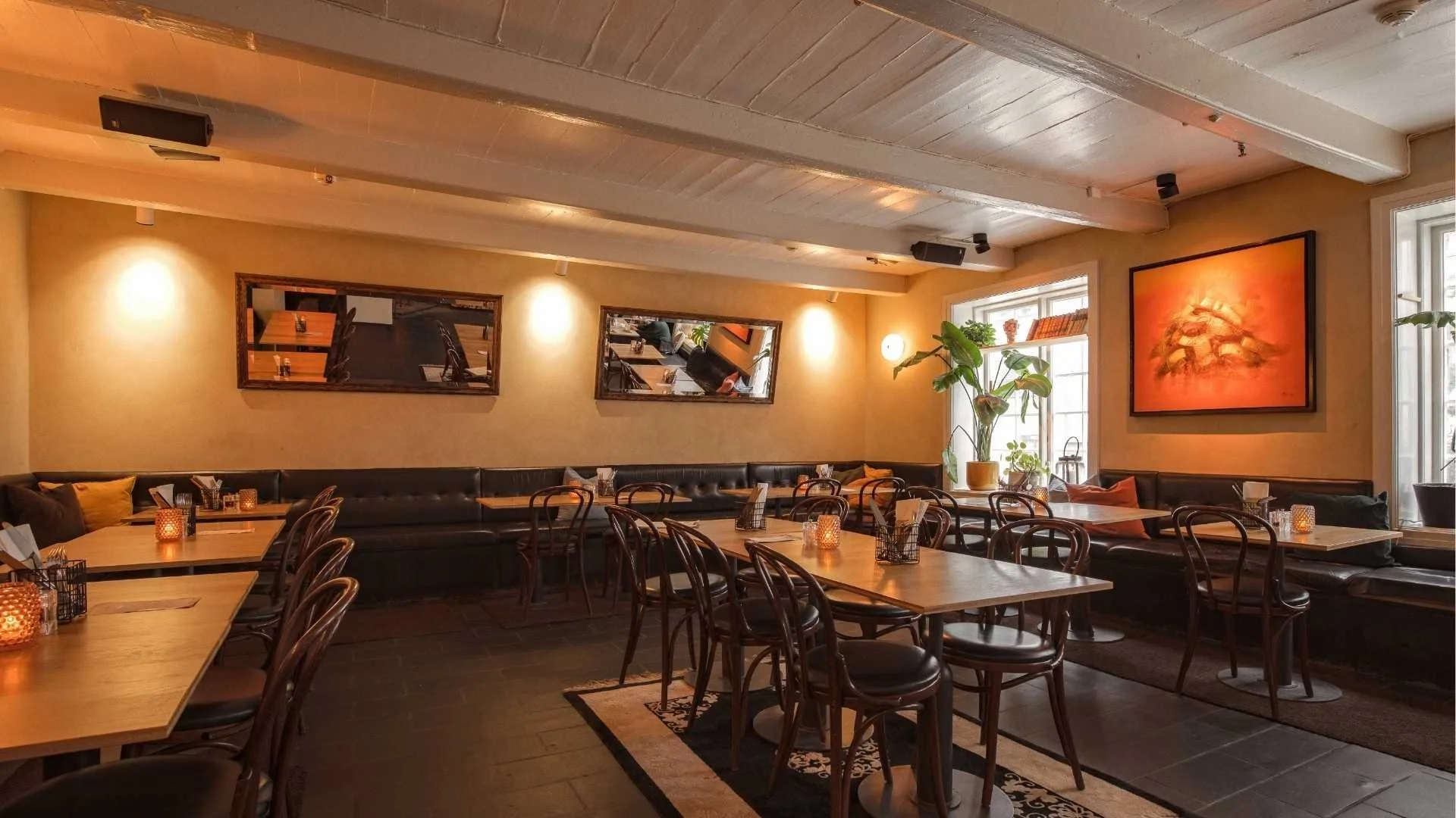 Restaurant med bord og peis