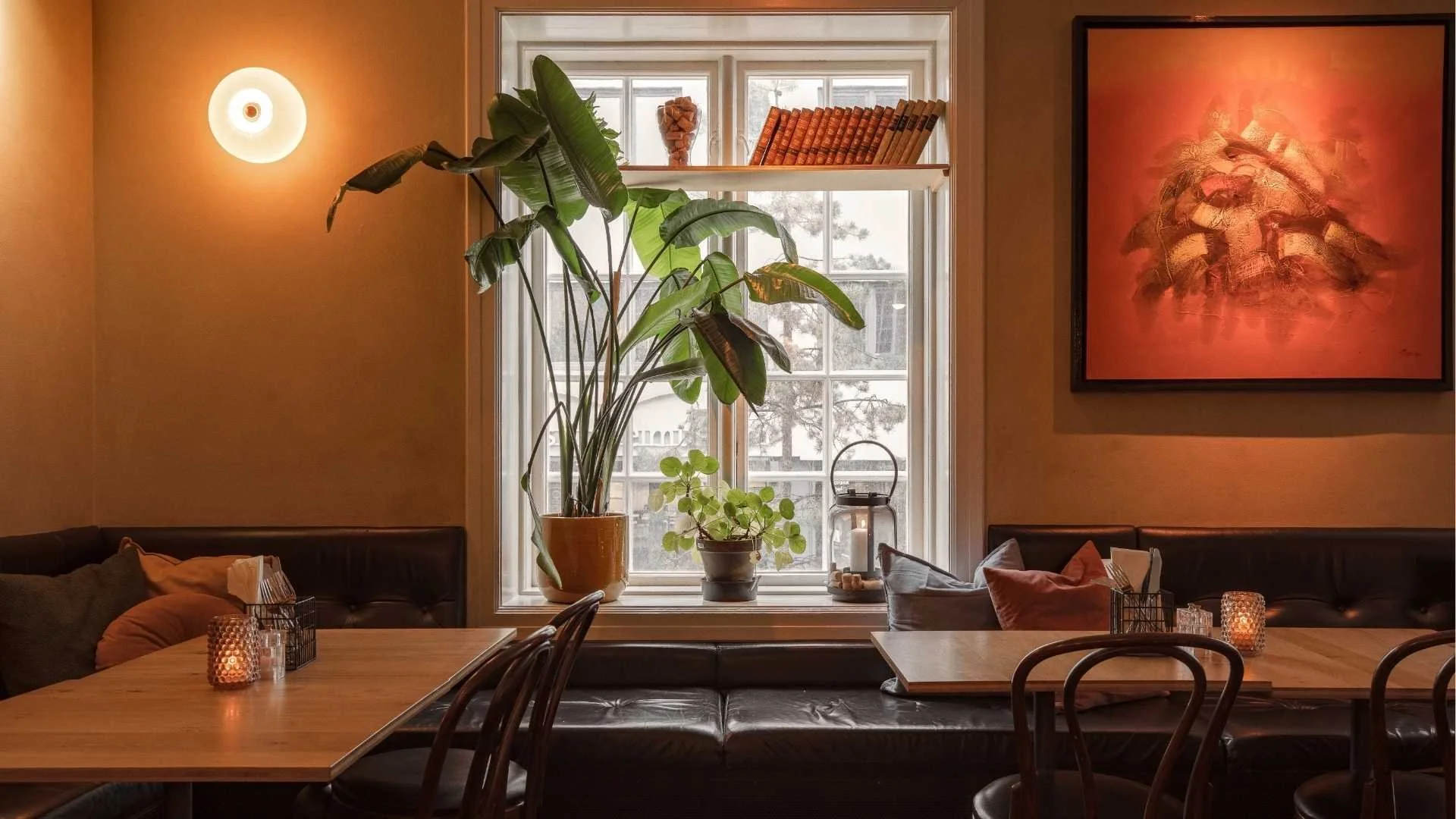 Spisebord i restauranten i hyggelig krok