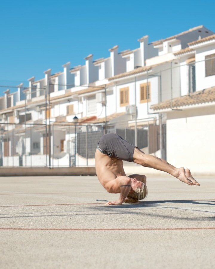 Which one is your fav?😊 The last one is mine 4️⃣ Moves in these slides:

1️⃣ Front roll entry to behind the neck handstand push-up 

2️⃣ Super wide handstand &mdash; drop to handstand push-up and kip up

3️⃣ Handstand press, stop to 90 degree push-u