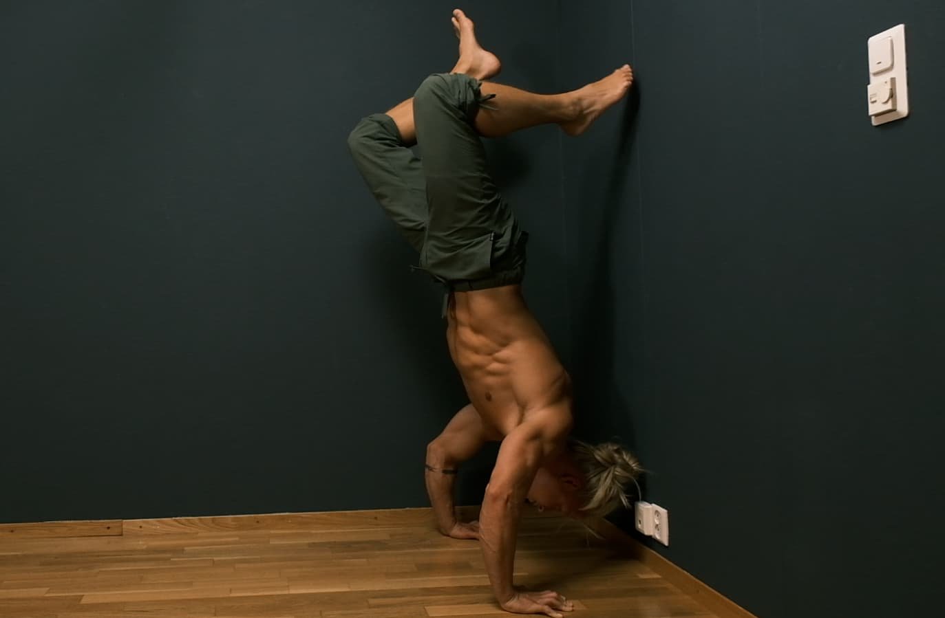 90 Degree Handstand Push-up Tutorial - A step by step guide — BERG