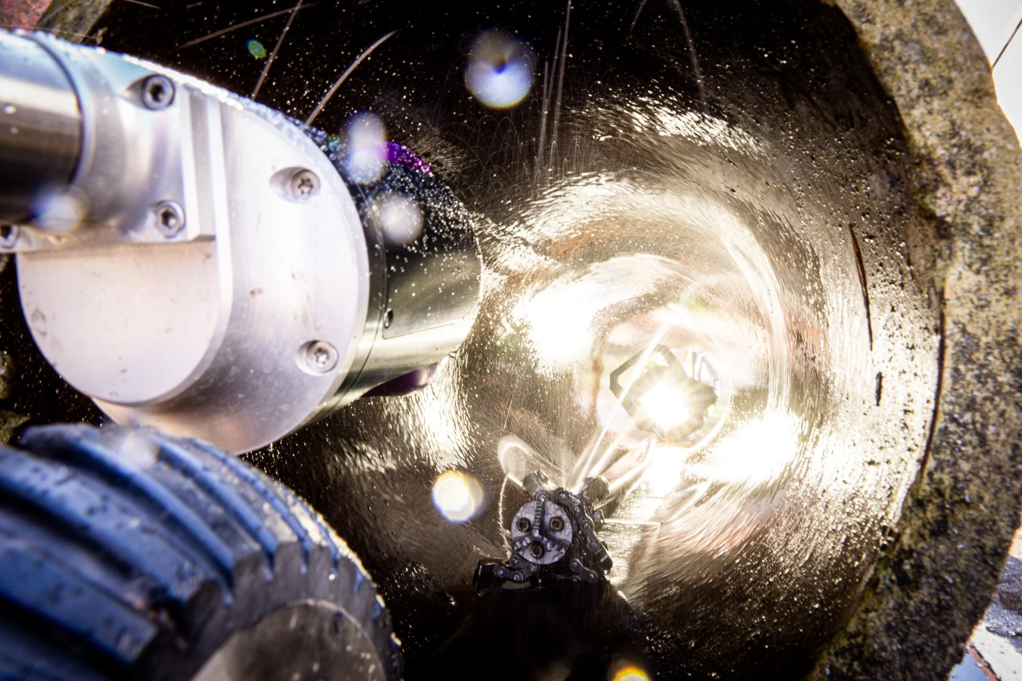 Detail eines Spülroboters unter LED-Beleuchtung, technische Makro-Fotografie von Maschinenkomponenten