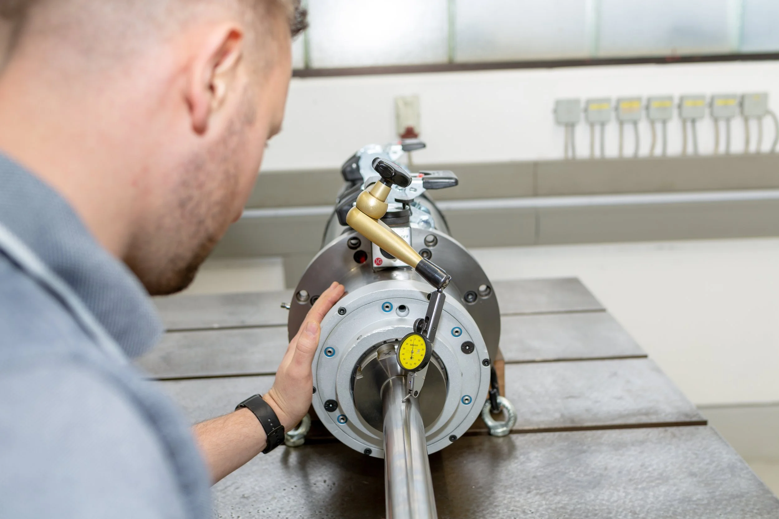 Qualitätskontrolle mit Schieblehre an Maschinenteilen, Detailfotografie der Präzisionsprüfung