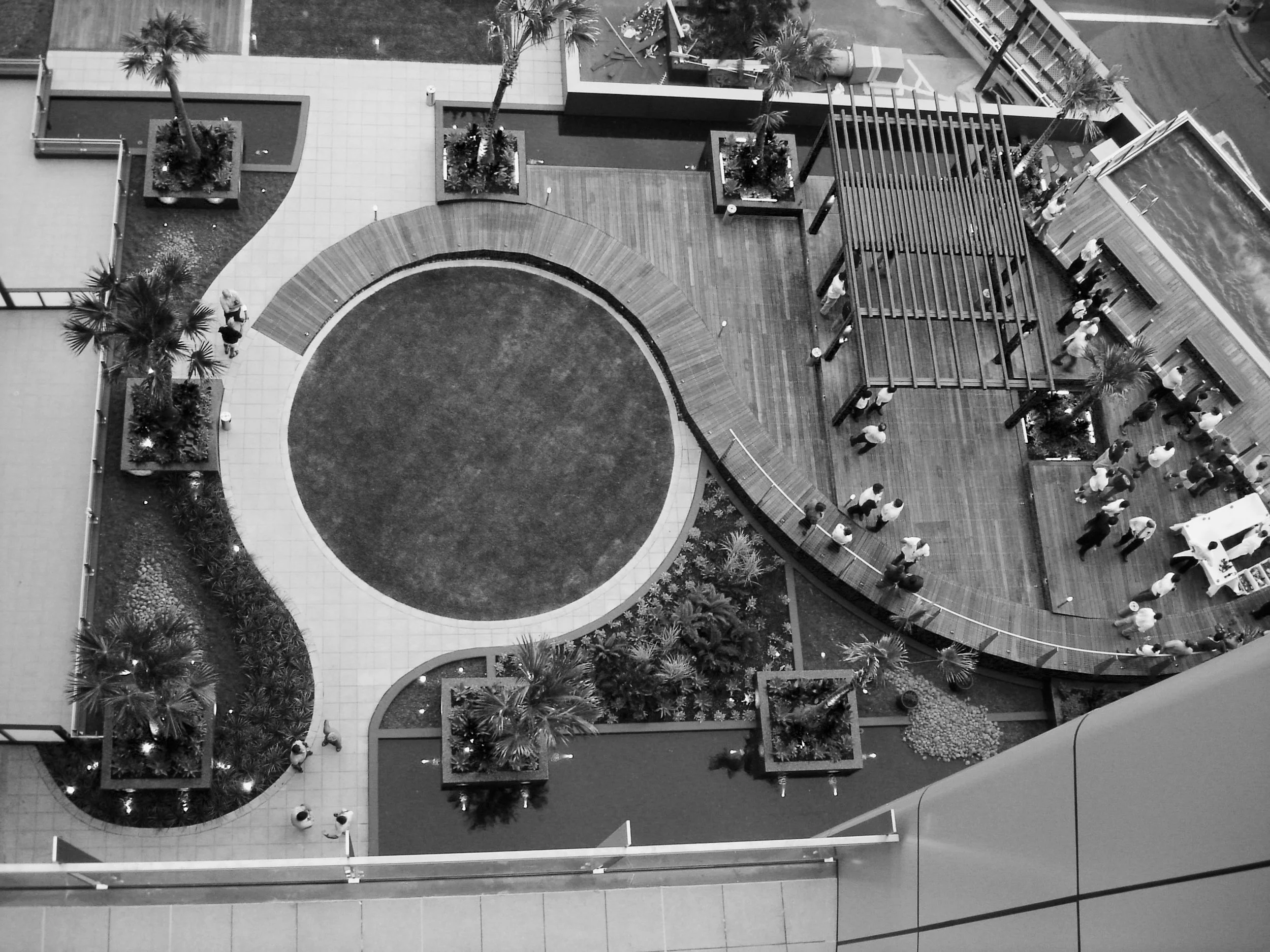 Monument Darlinghurst 2 bw.jpg