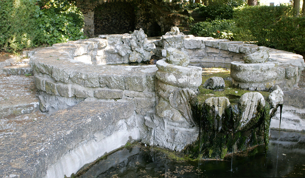 A glimpse of the waterfall fountain 