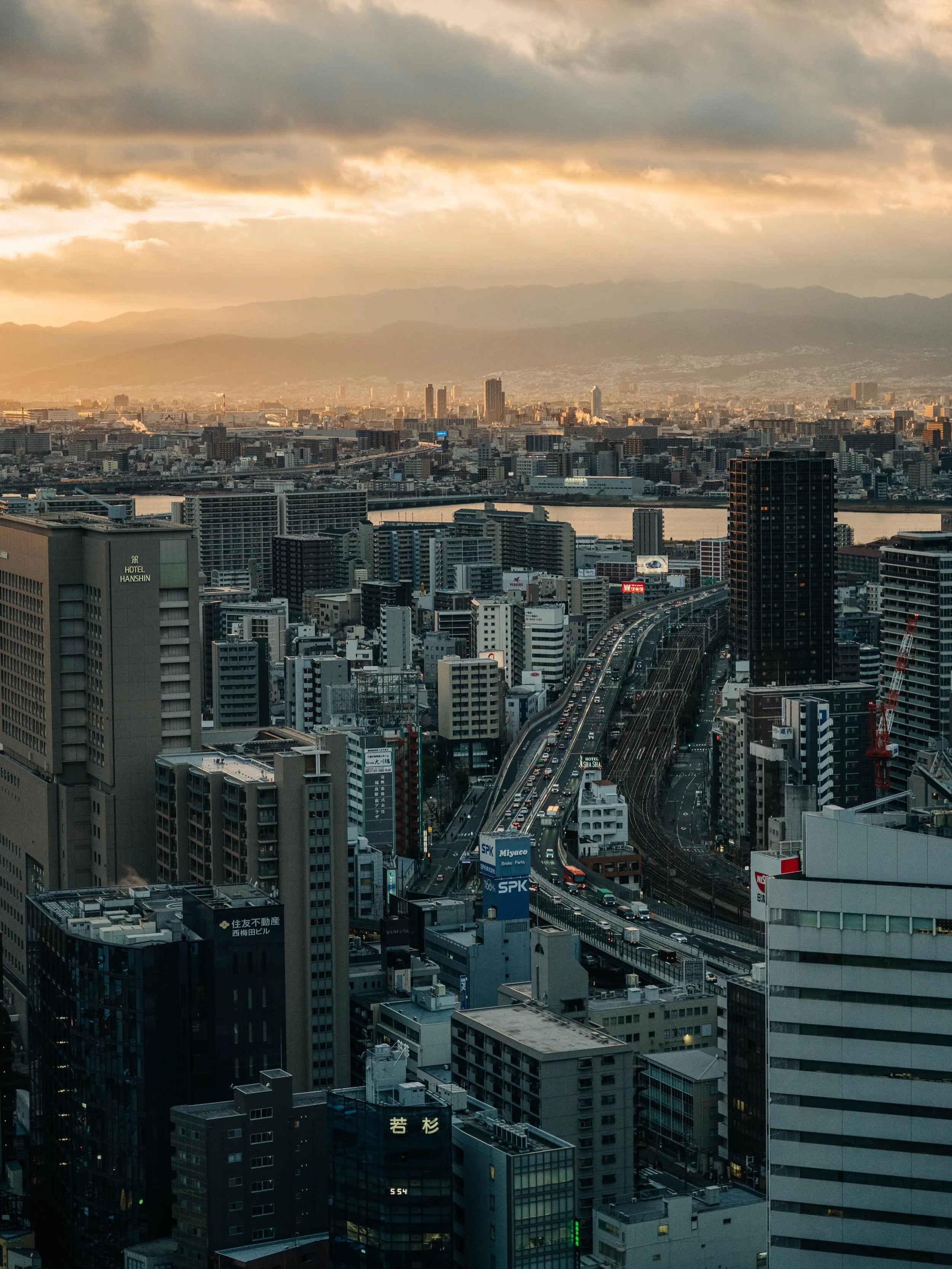 O S A K A  The biggest surprise of the trip. Vibrant, colorful, and full of energy. I loved this city and wow @fsosaka is a stunner!

@smartflyer @likethecolor