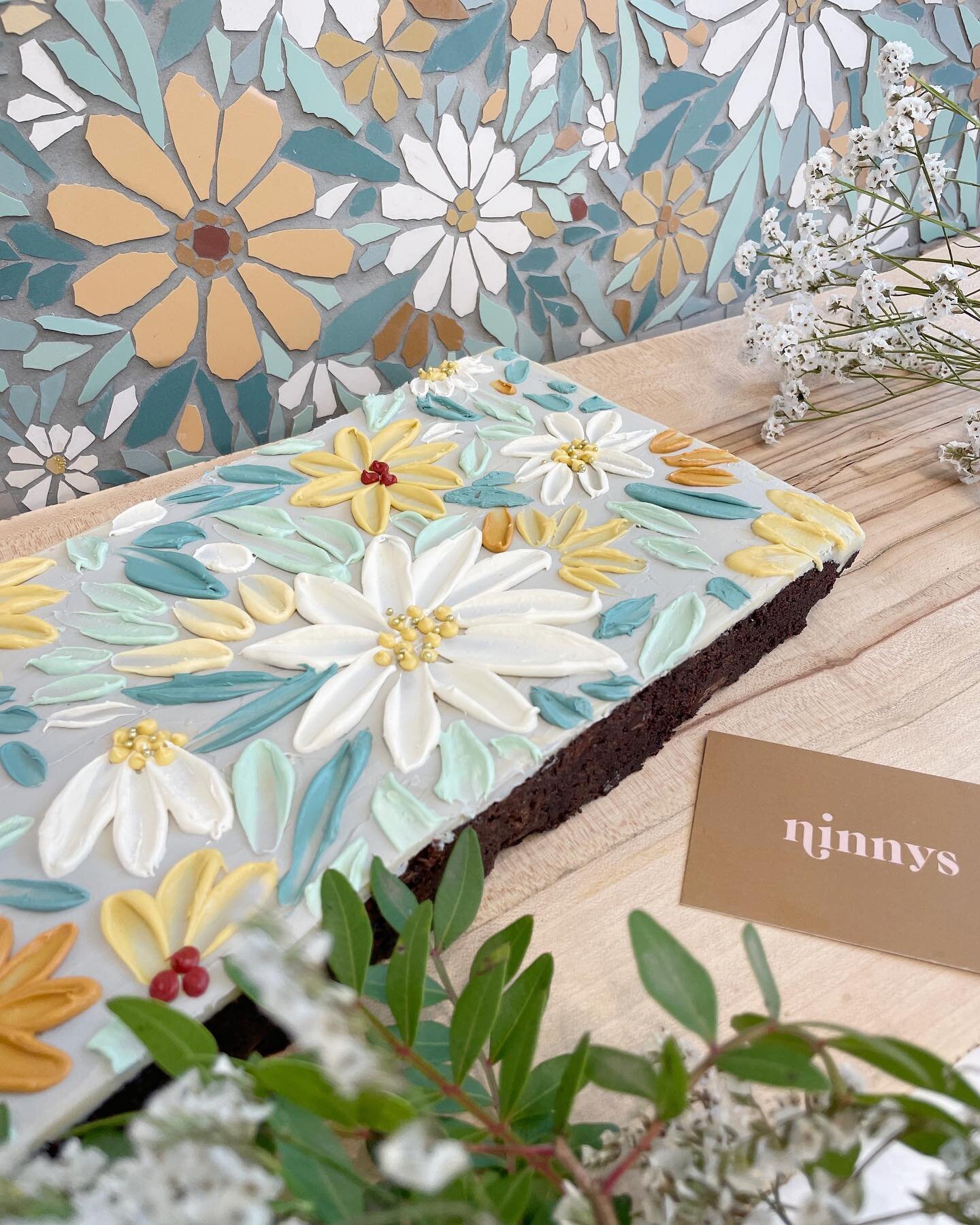 Are these the most beautiful brownies you have ever seen?!?!? 🍃🌼

@ninnysbakes recreated my mosaic designs&hellip; ON A BROWNIE!!!! 
Thankyou so so much ladies, I feel so lucky to have one of these masterpieces💛

And you could have one of them too