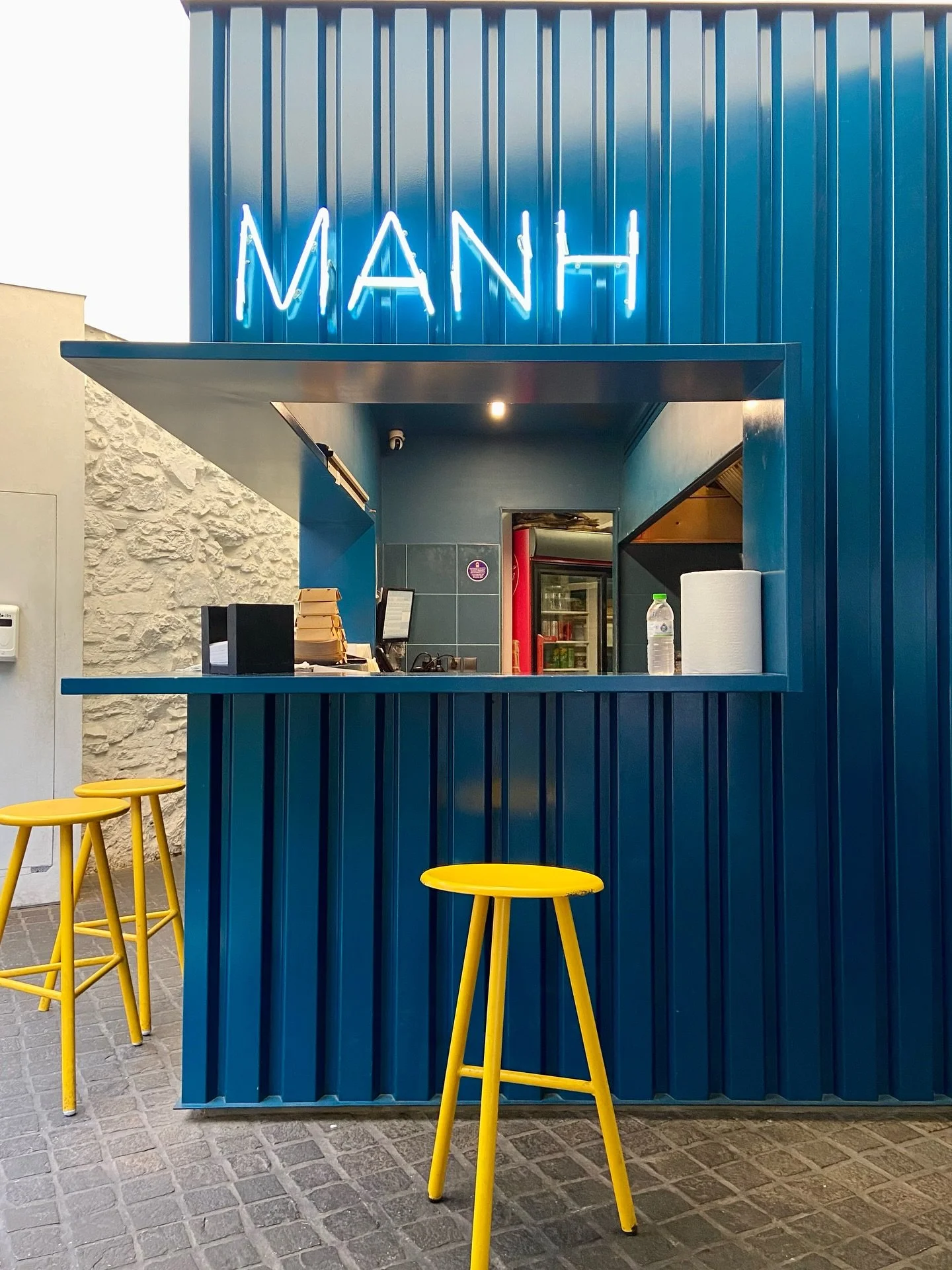 Dirty Manh - Athens

🇬🇧 Dirty Manh is the perfect place to take a short break in the heart of the city and indulge in delicious Greek street food, including pitas, meat skewers, and fresh vegetables. This street food restaurant offers an authentic 
