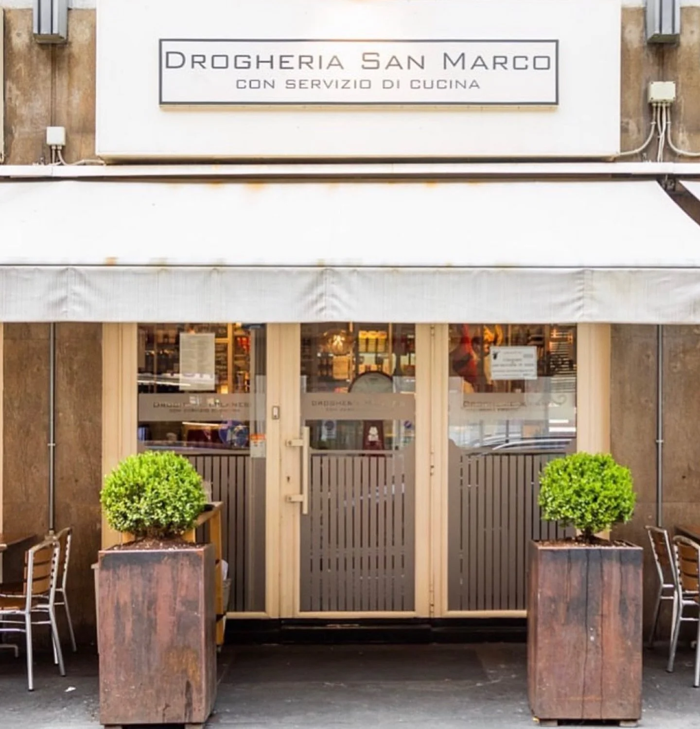 📌 Drogheria Milanese &ndash; Milan

The chef celebrates Italian gastronomy by offering a selection of typical transalpine dishes, prepared with passion and know-how. Beyond its restaurant, this establishment also serves as a delicatessen, where love