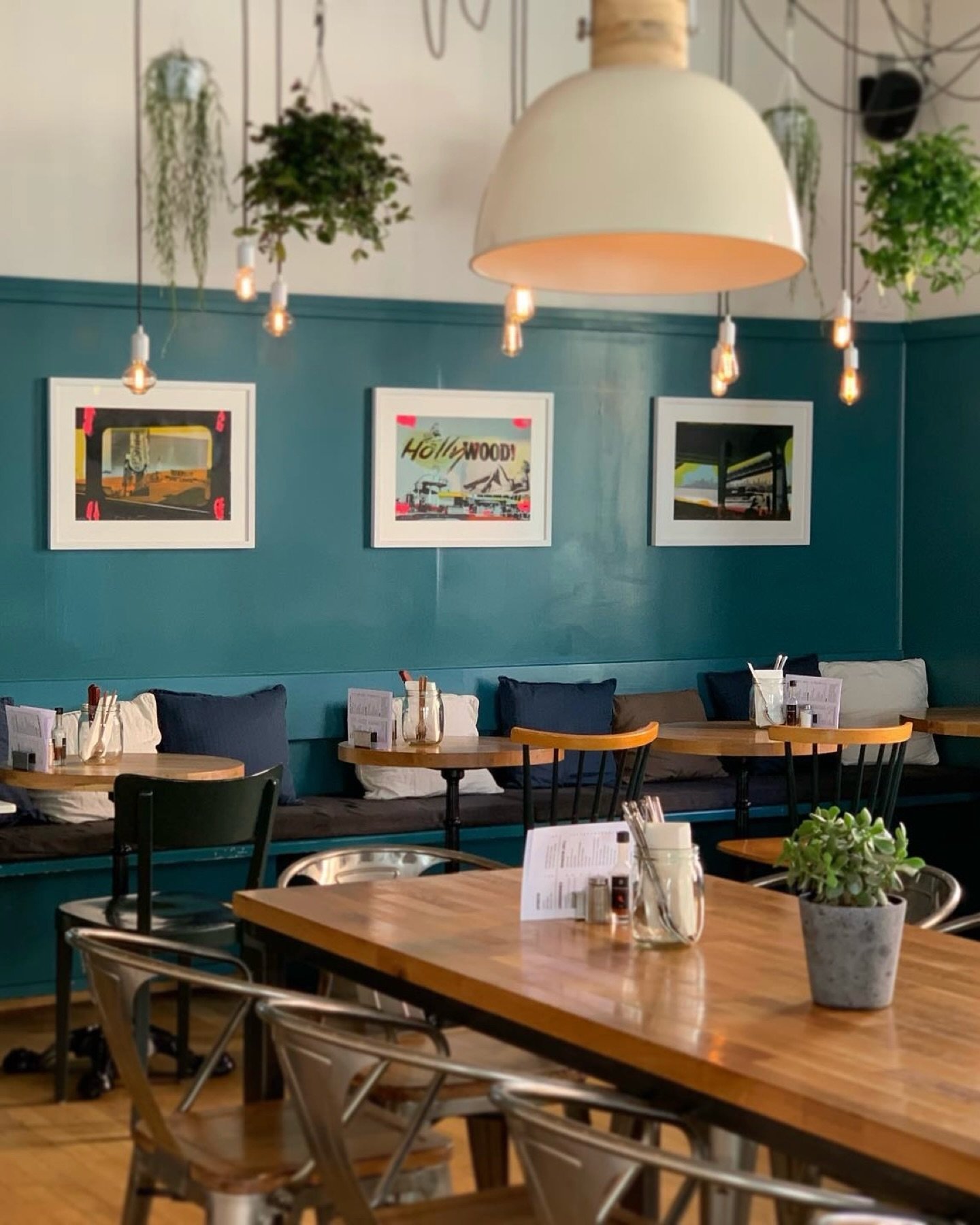 📌 La Manufacture &ndash; Basel

Across its many locations, La Manufacture offers warm, welcoming spots for quality street food. Whether for a quick break with friends, a speedy lunch or a relaxed dinner, the mood stays casual and friendly. Enjoy tas