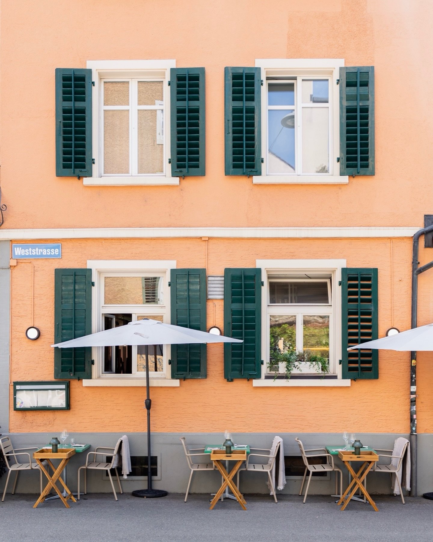 📌 KLE &ndash; Zurich

Founded by chef Zineb Hattab in Wiedikon, KLE serves plant‑based cuisine with global, seasonal inspiration. Ideas come from markets, farmers and childhood memories, echoing her Moroccan parents&rsquo; work ethic. After a two‑mo