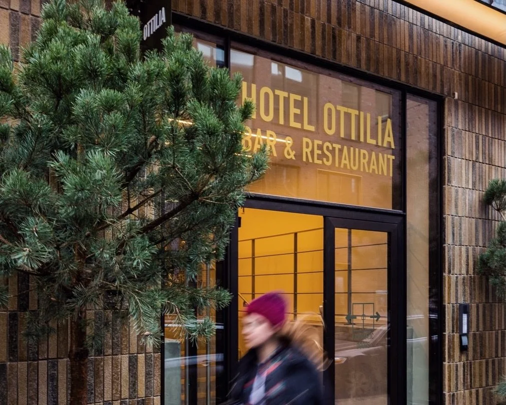 📌 Hotel Ottilia &ndash; Copenhagen

Under the Br&oslash;chner hotel group, Ottilia occupies the former Carlsberg brewery. Clean, airy spaces, 155 rooms, two bars, and a restaurant reflect the site&rsquo;s former industrial silhouette, including grai