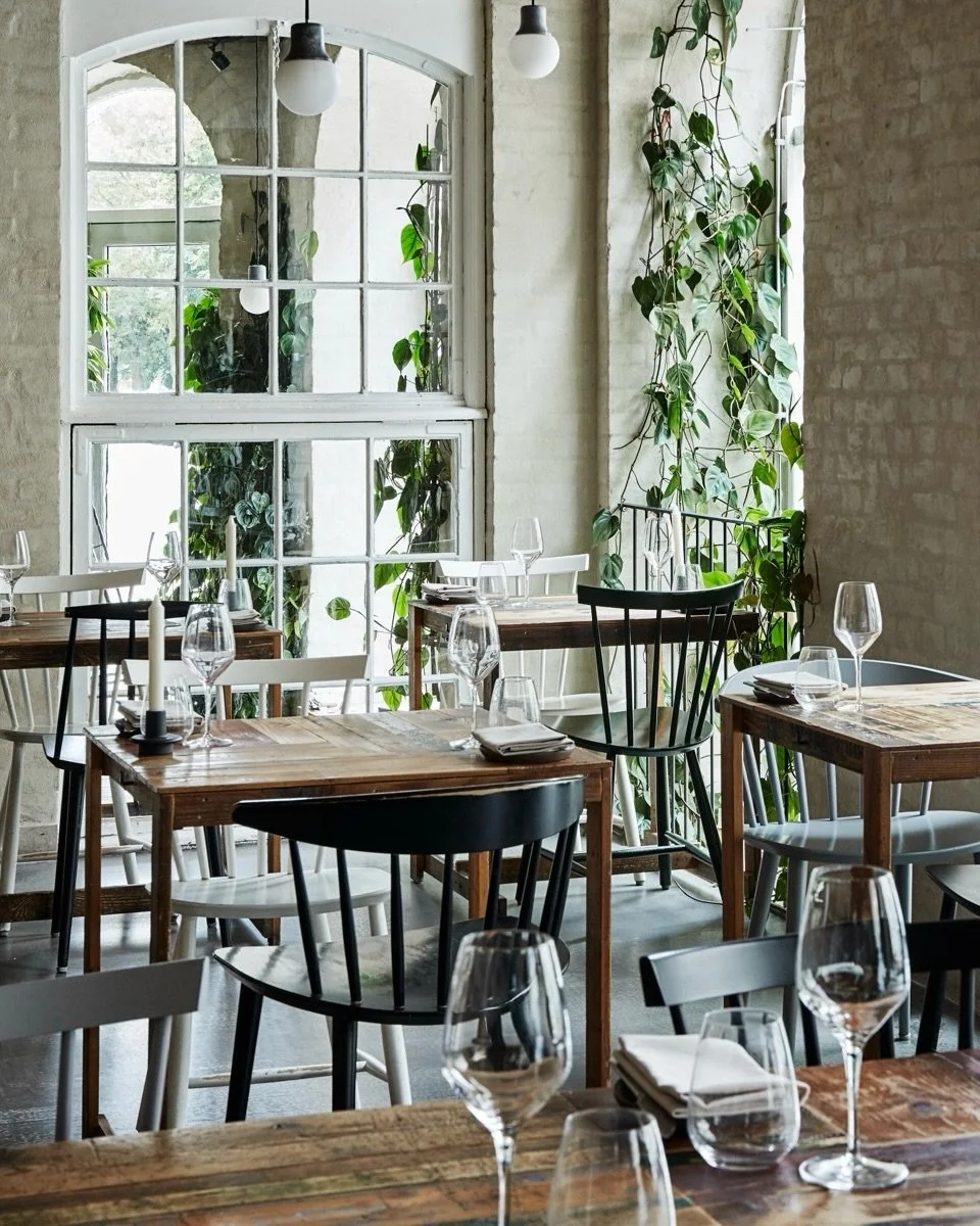 📌 H&oslash;st &ndash; Copenhagen

In a bright and welcoming setting, this restaurant celebrates Nordic flavors through carefully crafted dishes that showcase fresh, seasonal ingredients. Each plate is an invitation to an authentic and memorable culi
