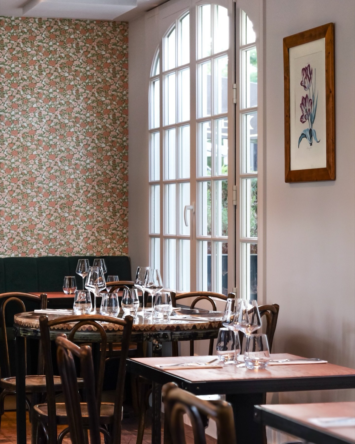 📌 Charnu Bistrot &ndash; Lamorlaye

Generous cooking, a skilled hand at the fire, and a heartfelt energy in every plate: the chef&rsquo;s passion comes through in bold, vibrant flavours, served in a warm atmosphere that makes you want to return.

🍽