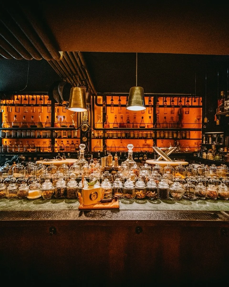 📌 Le Barom&egrave;tre &ndash; Marrakech

Hidden in a street that doesn&rsquo;t look like much and in the basement, behind a wall of jars and a doorman, this place is full of surprises, with cocktails each more original than the next. Sophisticated a