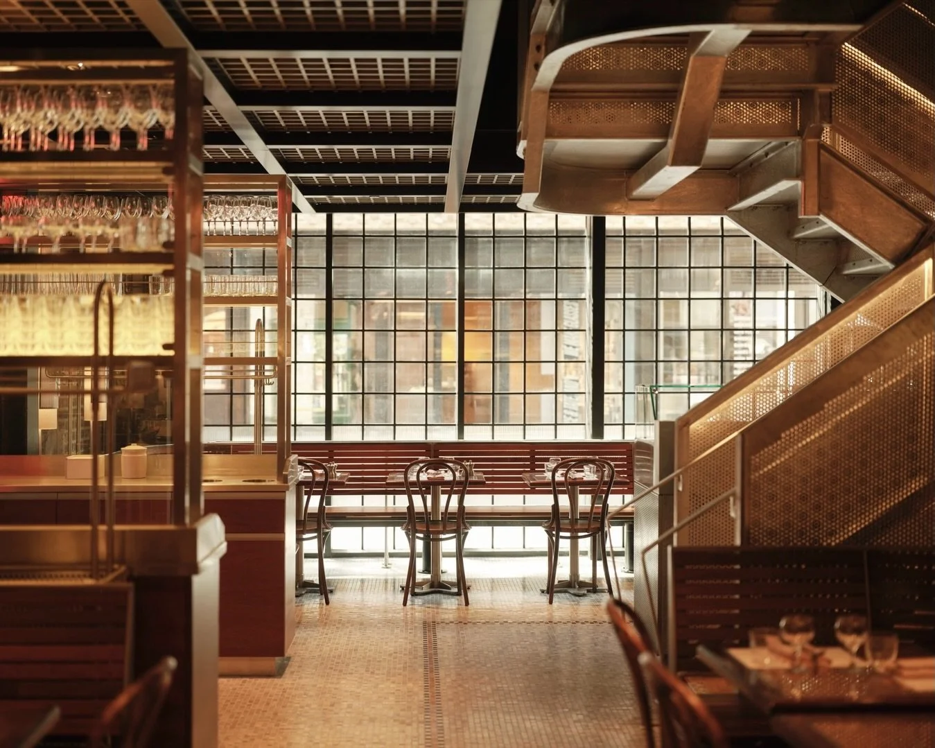 📌 Maison Fran&ccedil;ois &ndash; London

At 34 Duke Street, St James&rsquo;s, Maison Fran&ccedil;ois blends elegance with originality far beyond its initial corporate look. The dining experience is theatrical; in the afternoon, indulge in desserts f