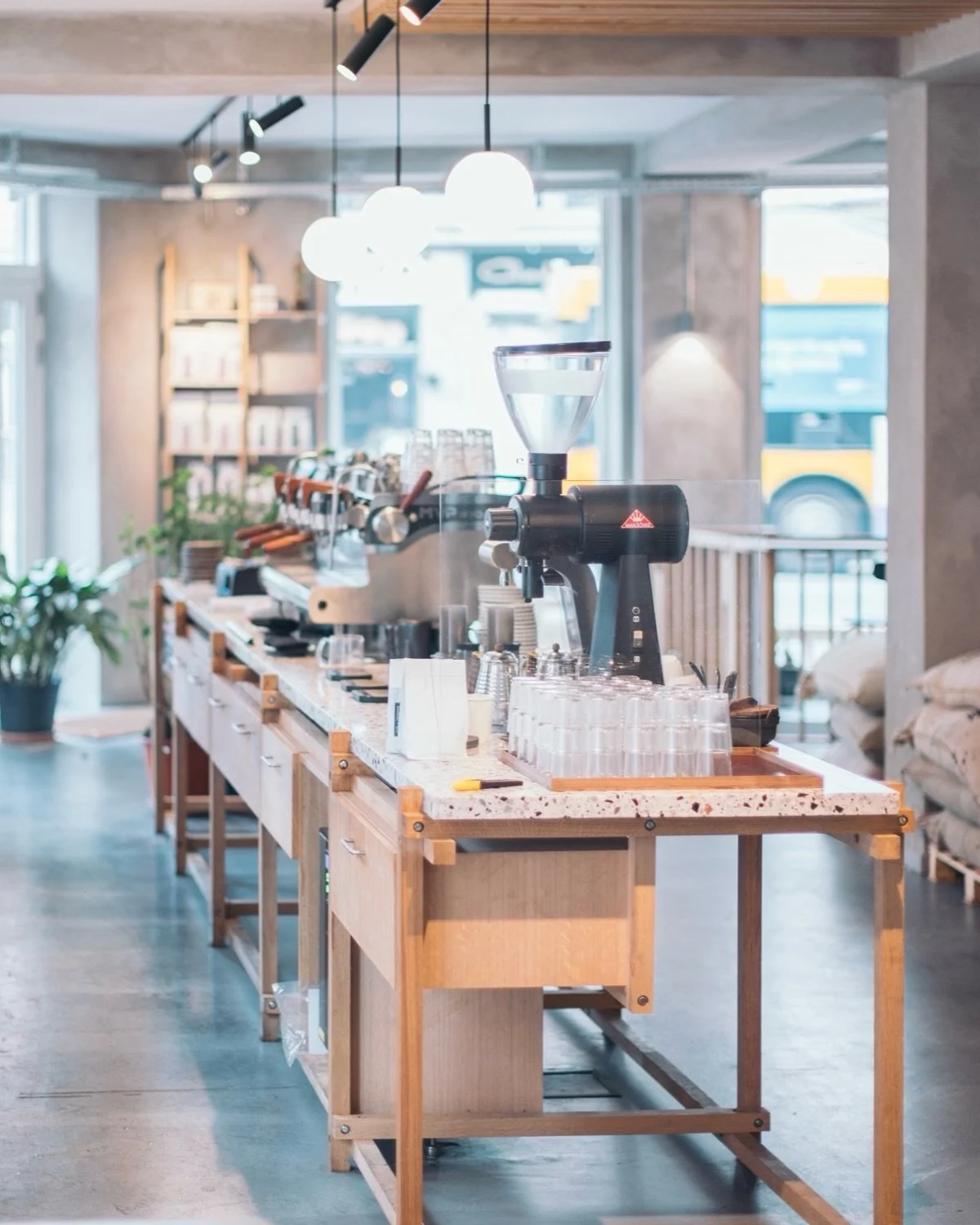 📌 Andersen &amp; Maillard &ndash; Copenhagen

A bakery-caf&eacute; with a lively yet pared-back atmosphere, where the counter acts as a natural meeting point. Pale wood, clean lines, natural light and the aroma of freshly brewed coffee shape a conte
