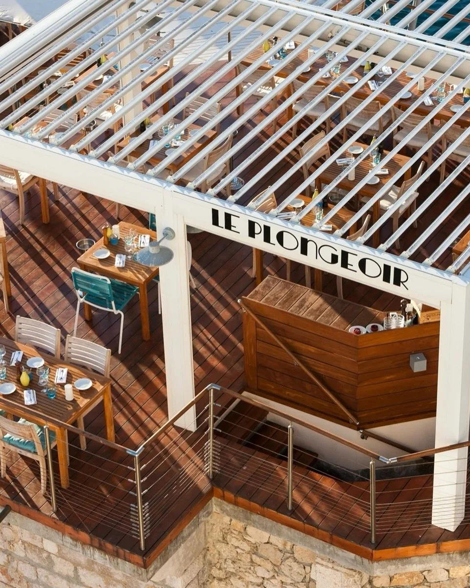 📌 Le Plongeoir &ndash; Nice

A terrace above water, the whisper of sea foam, soft light across the sea. Market-fresh ingredients, crafted without pretence. The chef honours them, plates them, lifts them subtly. Service moves with ease, discreet and 