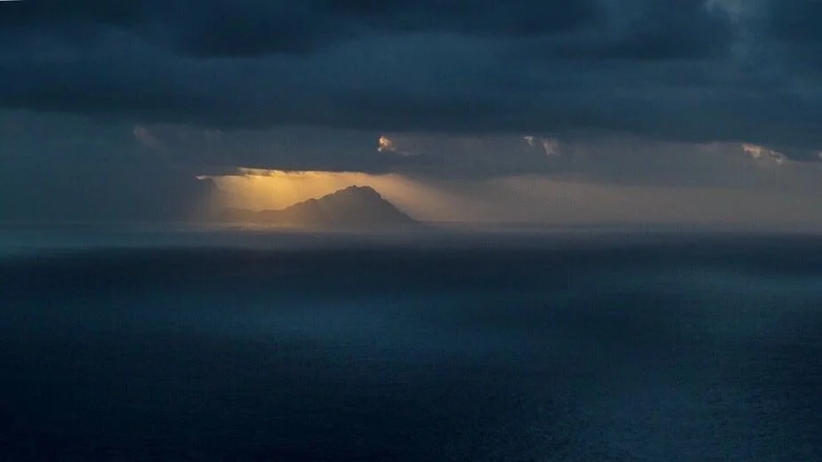 This morning's sunrise reminded me that it's always worth the early wake up. This incredibly moody lighting at Cape Point was today's treat. Can't wait for the next. #capetown #sunrise #ocean #earlybird