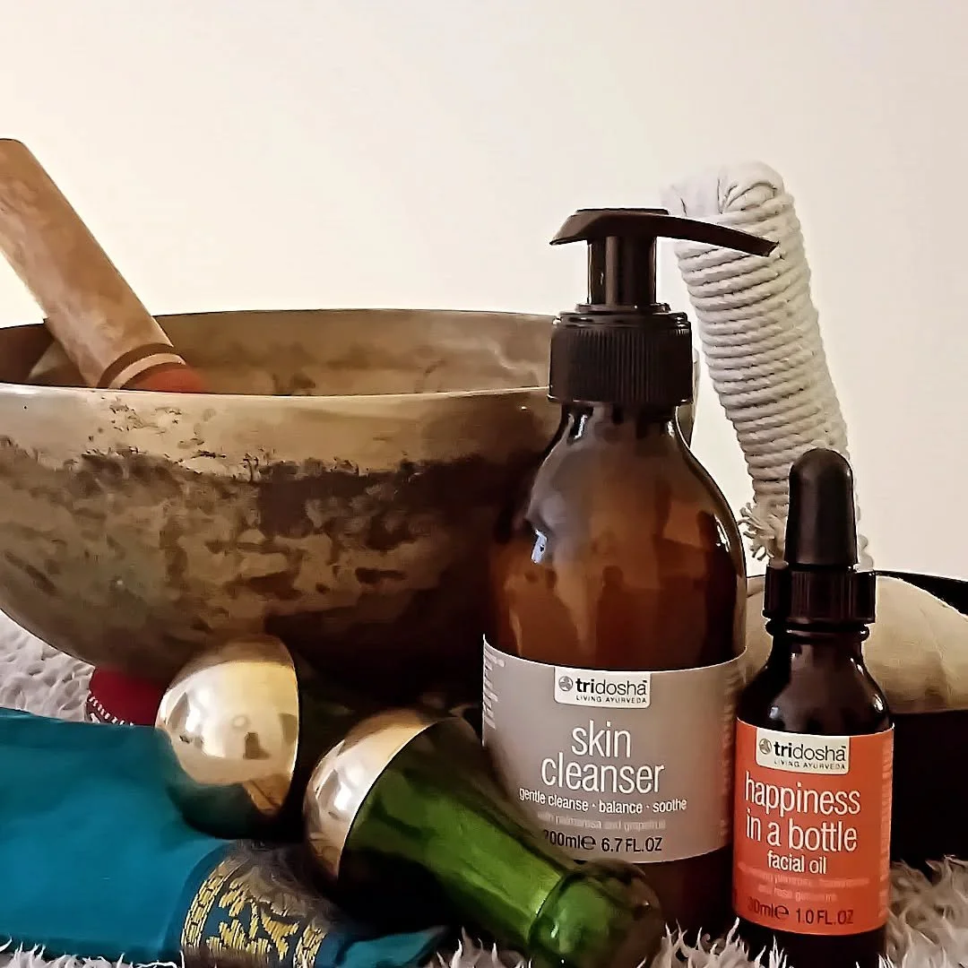 Just some of the tricks that I've got lined up today to soothe, nourish, and restore my clients 💗

My beautiful singing bowl helps to set the tone ✨️
Luxurious, natural Ayurvedic products by @tri_dosha 😊
The magical kansa wands by @geraldmousset ✨️