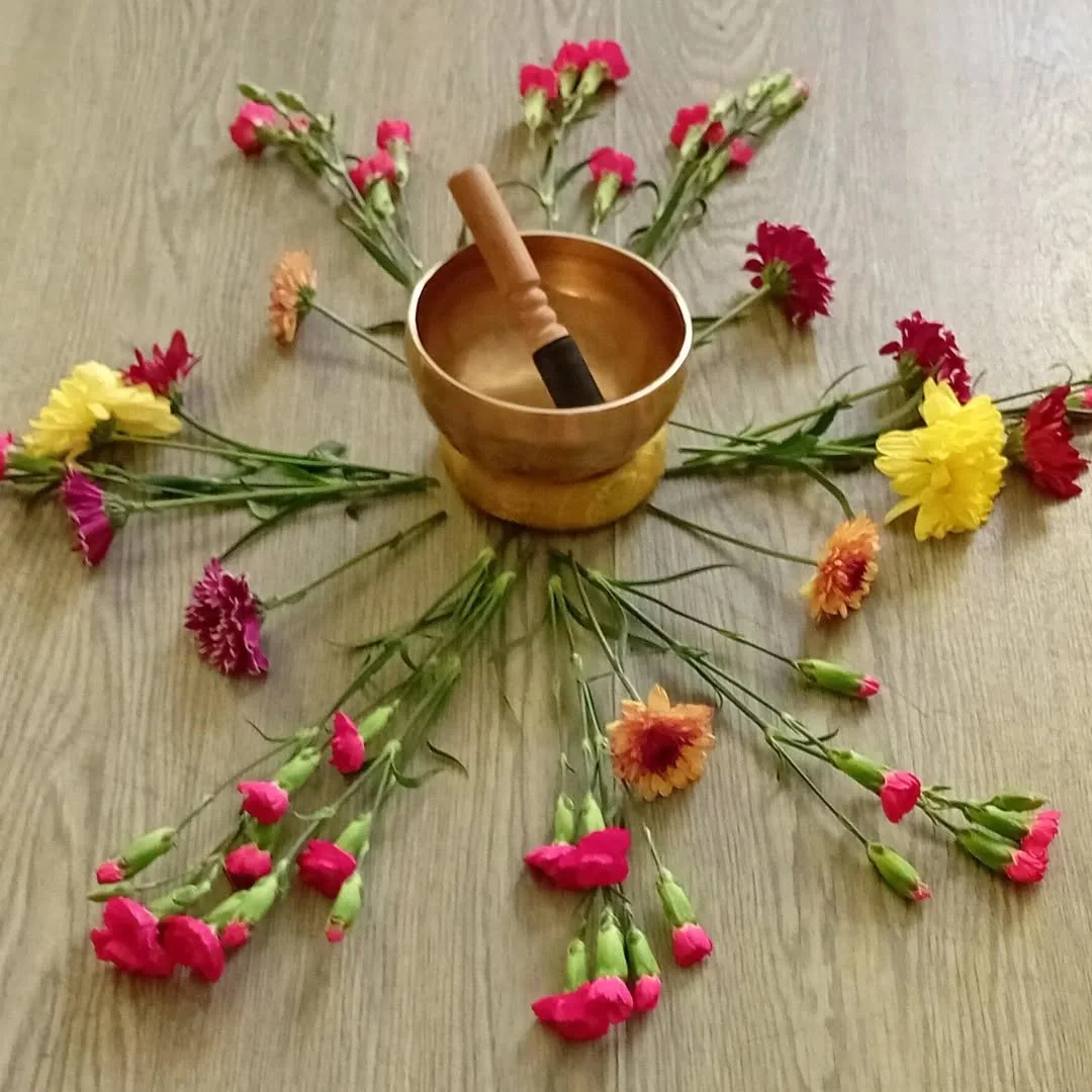 Yesterday we enjoyed a beautiful Autumnal Qigong workshop just in time for Autumn equinox 🍂🍂

Moving from the earth phase of later summer to the element of metal in Autumn. We explored Qigong forms relating to the lungs and large intestine and thei
