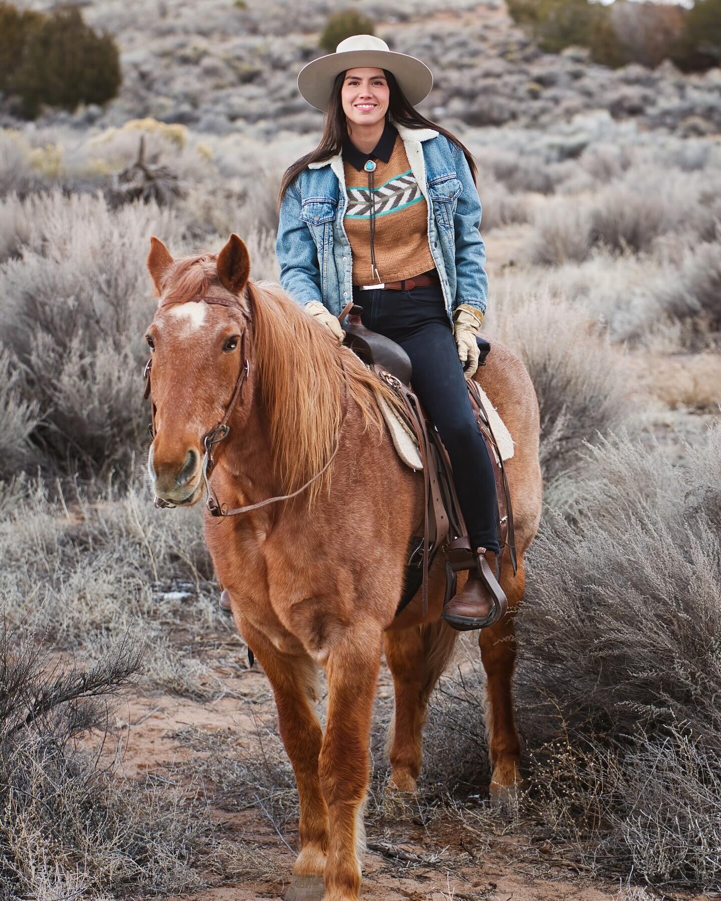 Hey Ya&rsquo;ll! Just over here hyping my Rodeo Sweater up! Comes out tomorrow and is meant to be a piece that is easily worn as a layer to keep you warm as you do your chores!🐴🤠💛 please share if you can😉
📷= @ddevriesphotography 
🧶= @baby.cat.y