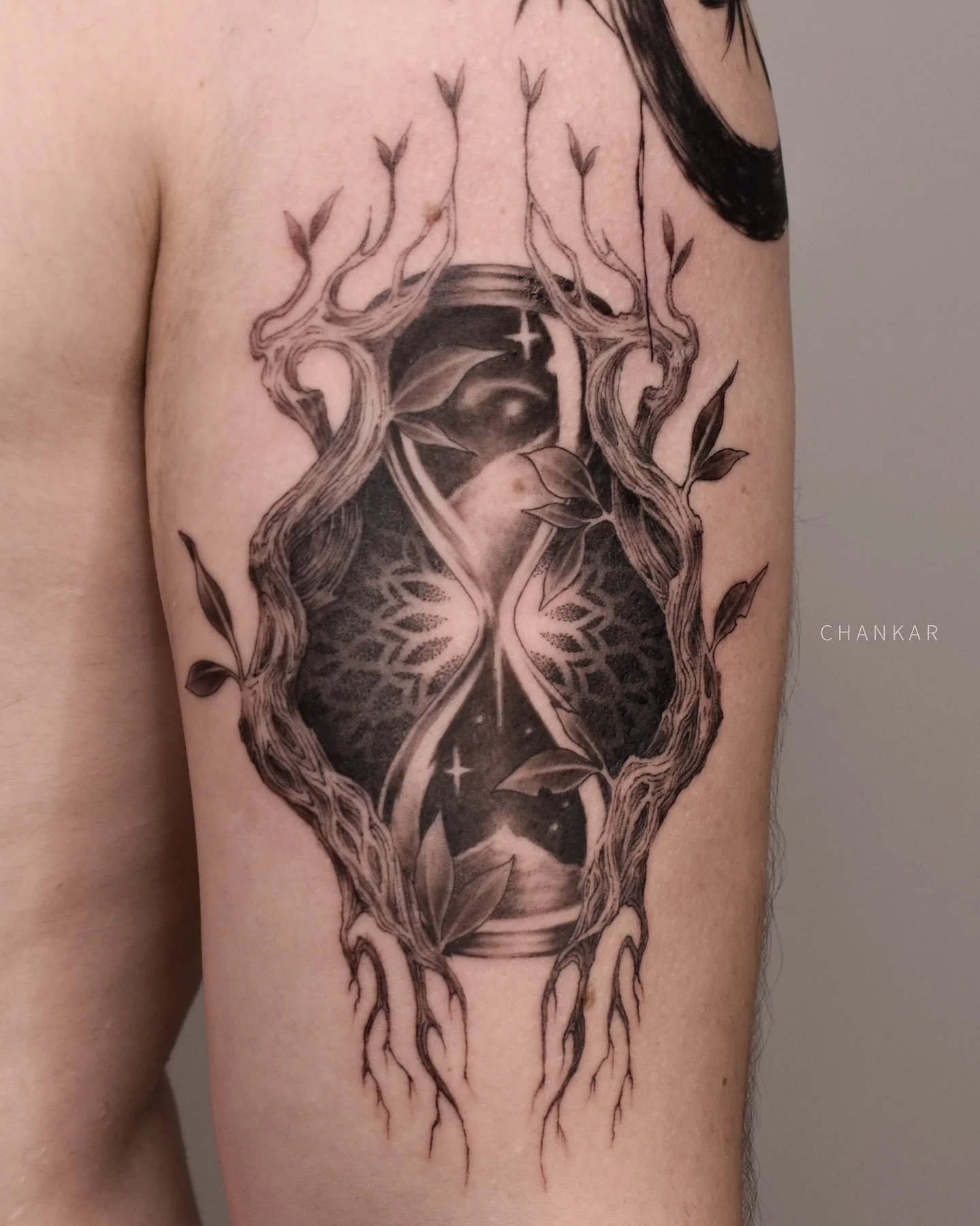 Quel plaisir de m&eacute;langer le vivant et l&rsquo;ornemental dans ce sablier ⏳ Merci &agrave; Lucas pour la libert&eacute; graphique qu&rsquo;il m&rsquo;a accord&eacute; pour son tatouage ✨

Les demandes de projets sont ouvertes pour octobre, n&rs