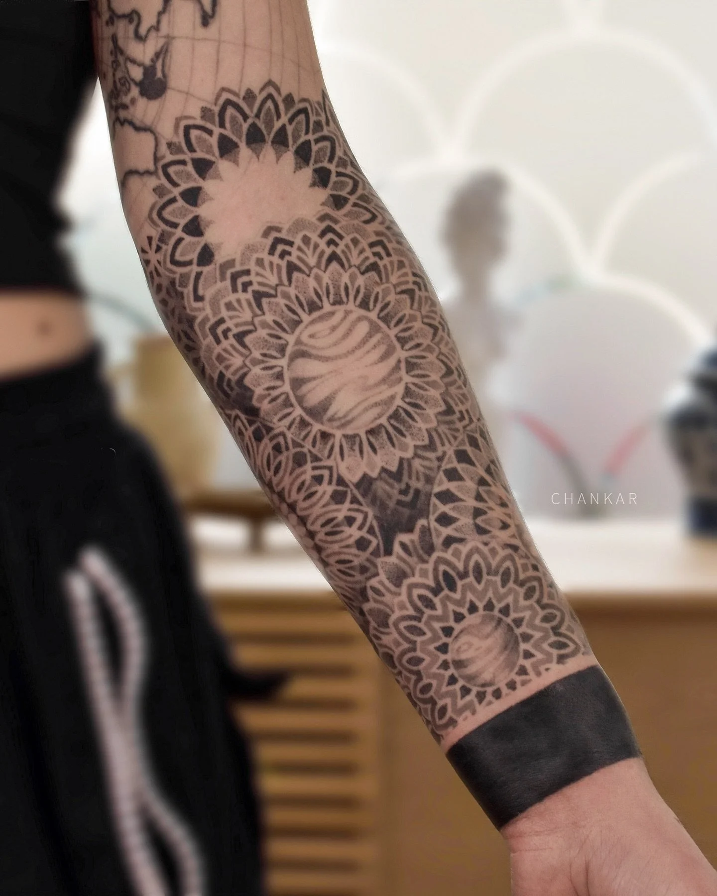 Merci &agrave; ma cliente Marie de m&rsquo;avoir confi&eacute; ce projet qui fusionne l&rsquo;ornemental et l&rsquo;astral 🪐  J&rsquo;ai ador&eacute; le confectionner !

Les demandes de projets sont ouvertes pour octobre, n&rsquo;h&eacute;sitez pas 