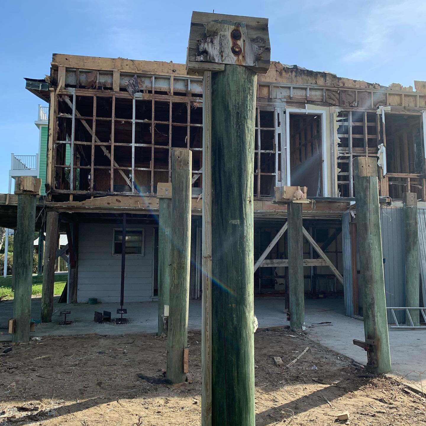 Pile foundation below an old building which was no longer stable. Stay tuned for the new one coming.  #oldhouse #structure #renovation #demolition #architecture #homerenovations #follybeach #construction #constructionsite #sitevisit