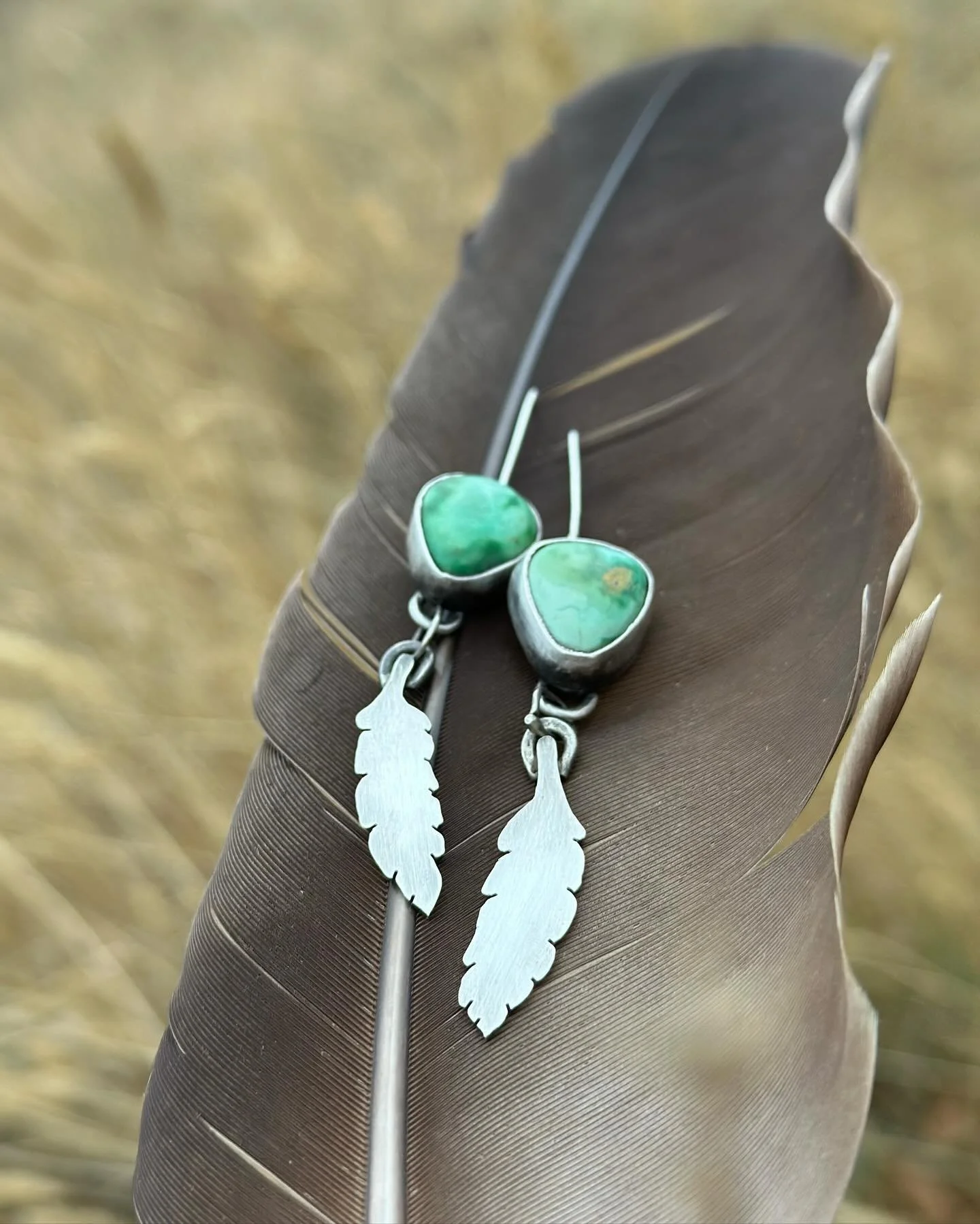 Levelling up the feathers with some Emerald Valley Turquoise 💛