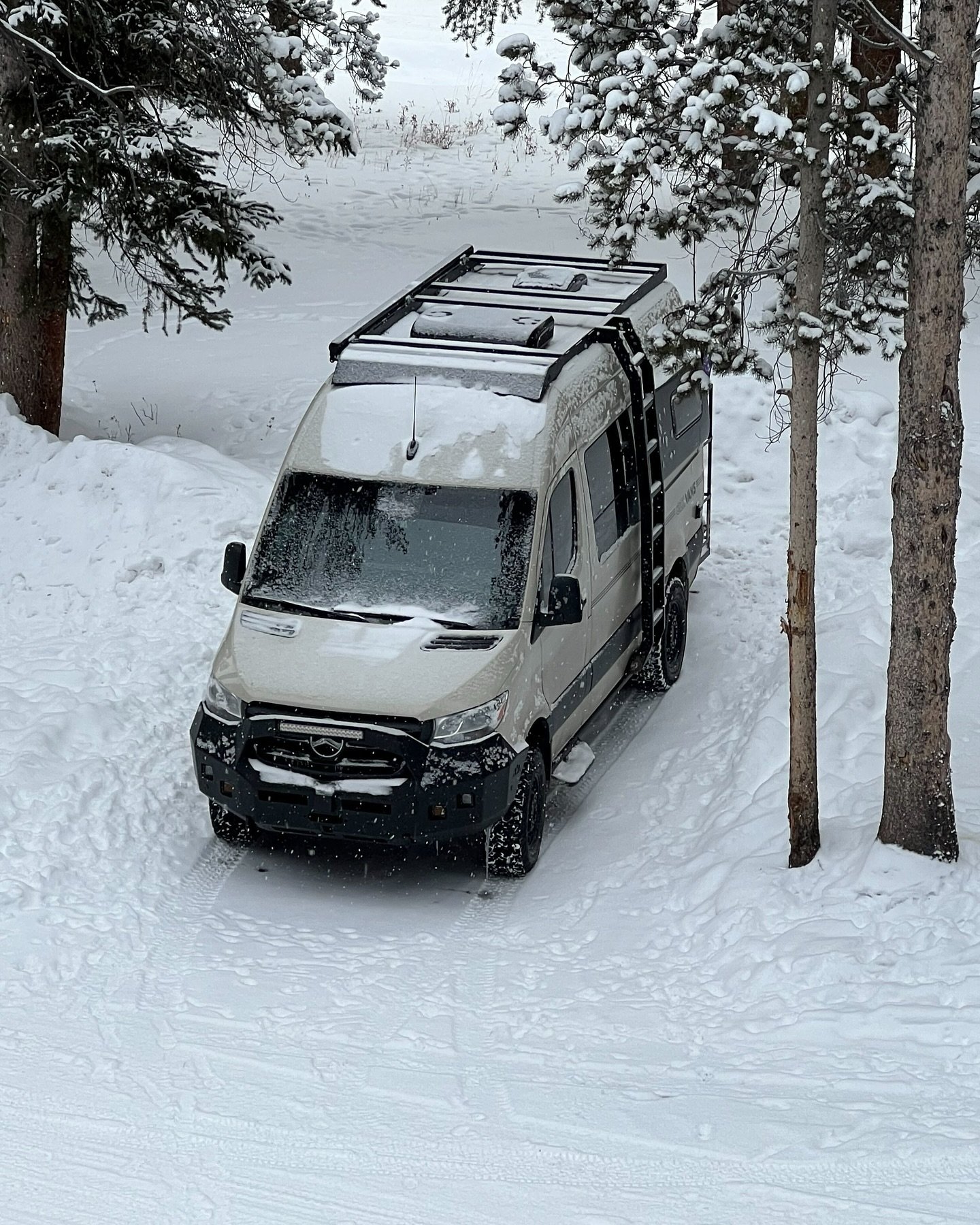 We don&rsquo;t have many photos of our vans from this angle but it really shows just how much space there is on top of these rigs. With a @backwoodsadventuremods roof rack it&rsquo;s easy to mount solar, store gear, build a deck, you name it. Such a 