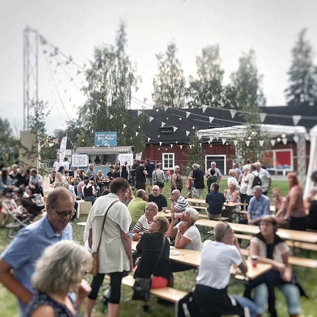 Festival h&auml;nger p&aring; tr&auml;stock i Skellefte&aring;, Maten f&ouml;renar 💕 #caf&eacute;vagnen#tr&auml;stockfestivalen
