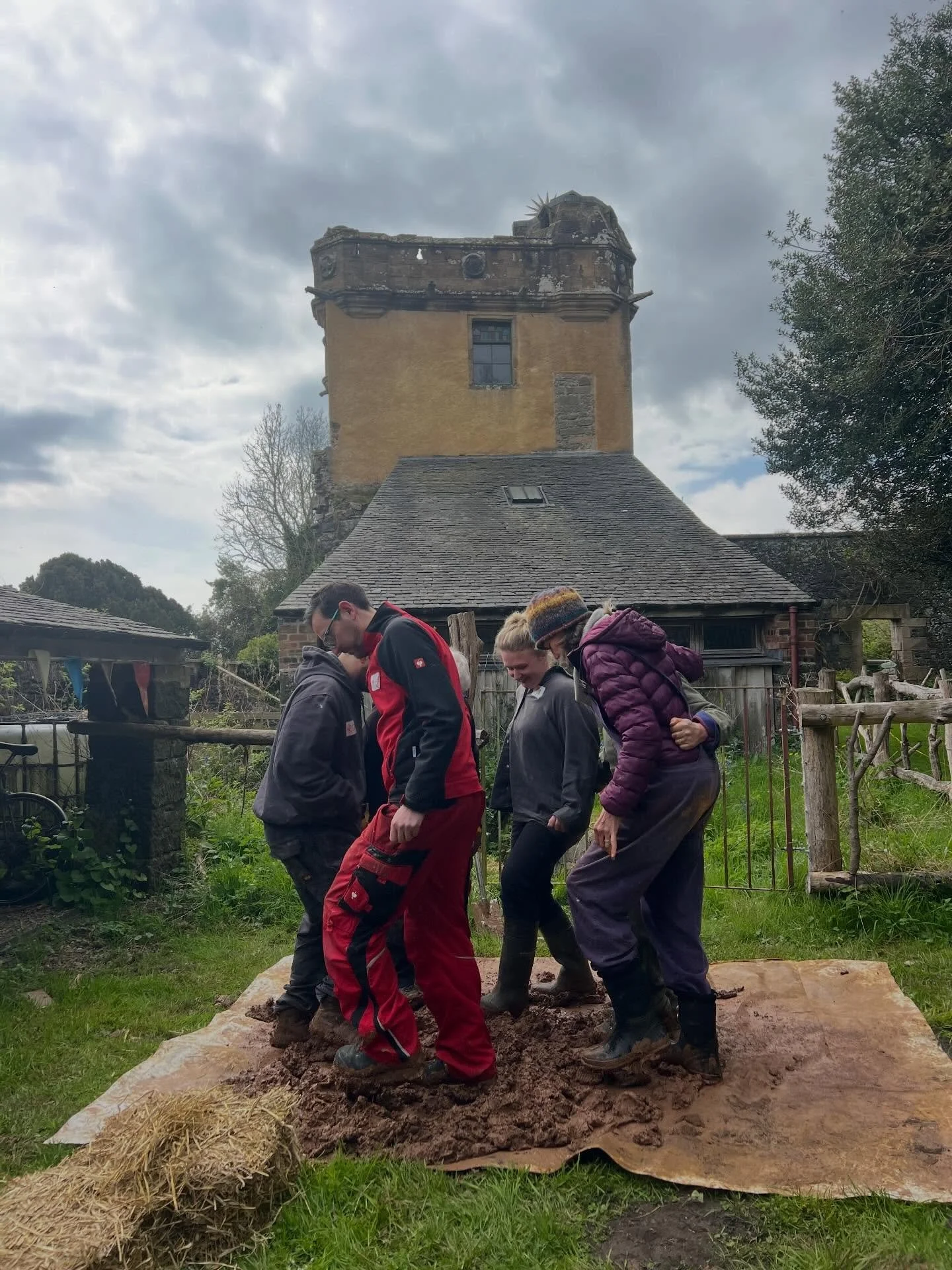 EARTH WORKSHOPS - first call out! We&rsquo;re planning a few next year, including earth plasters, daubing, pigments and paints. Here are some images from last year&rsquo;s &ldquo;Art of Earth Building&rdquo; course here in Fife, where we spent sunny 
