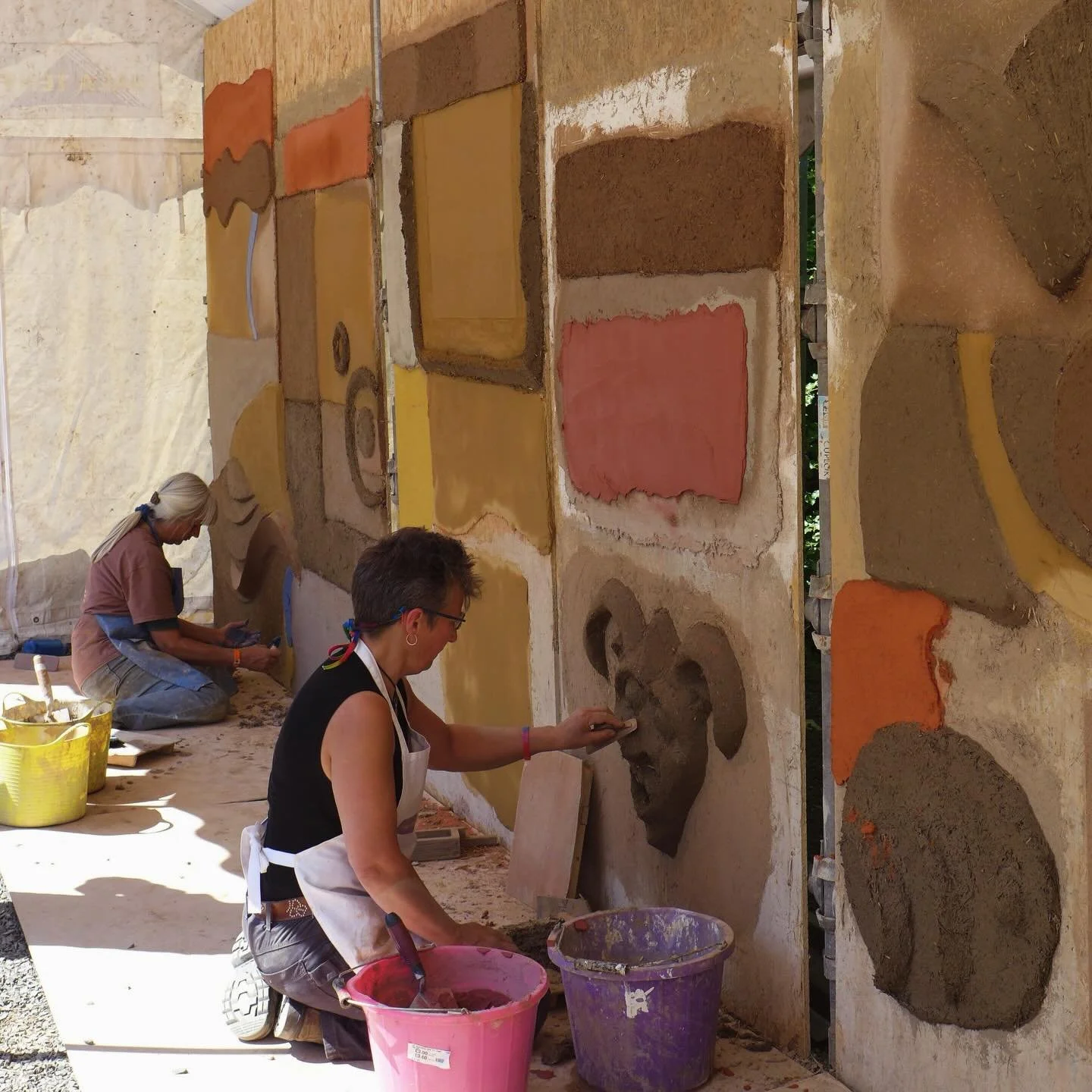 EARTH WORKSHOPS - booking opens soon! 
Final call if you want to join the mailing list for Earth Plaster, Pigment and Paint Workshops here in Fife in May. I will be teaching alongside earth legends Caroline Nicolay (@pariogallico) and Rikka Rouhis (@