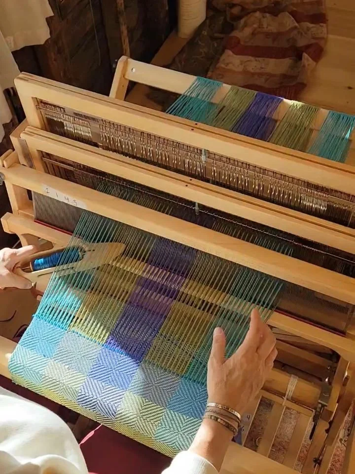 Hands at work.

We wrapped up our 3-day introduction to weaving in the glow of fall light yesterday. The folks in class were so immersed in their work this weekend that the passing of time was hard to measure. 

This group was keen to understand diff