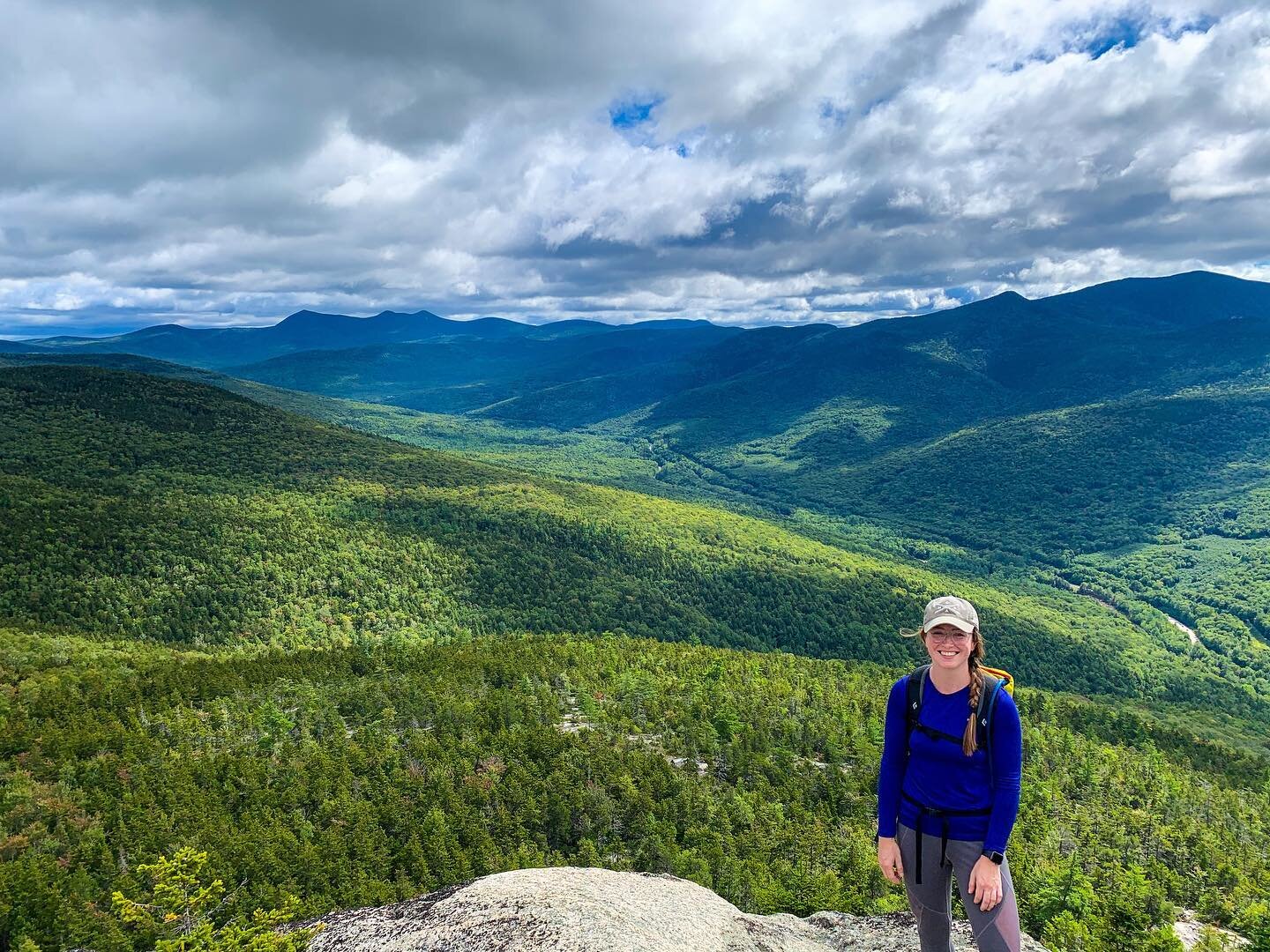 ⁣〰️It&rsquo;s the holiday weekend!〰️⠀
⠀
Who&rsquo;s getting outside this weekend? Whether it&rsquo;s climbing a mountain ⛰or basking in the sun🌞 with a White Claw, I hope it&rsquo;s filled with smiles and laughter. 🙃⠀
⠀
📍Welsh-Dickey Loop, NH