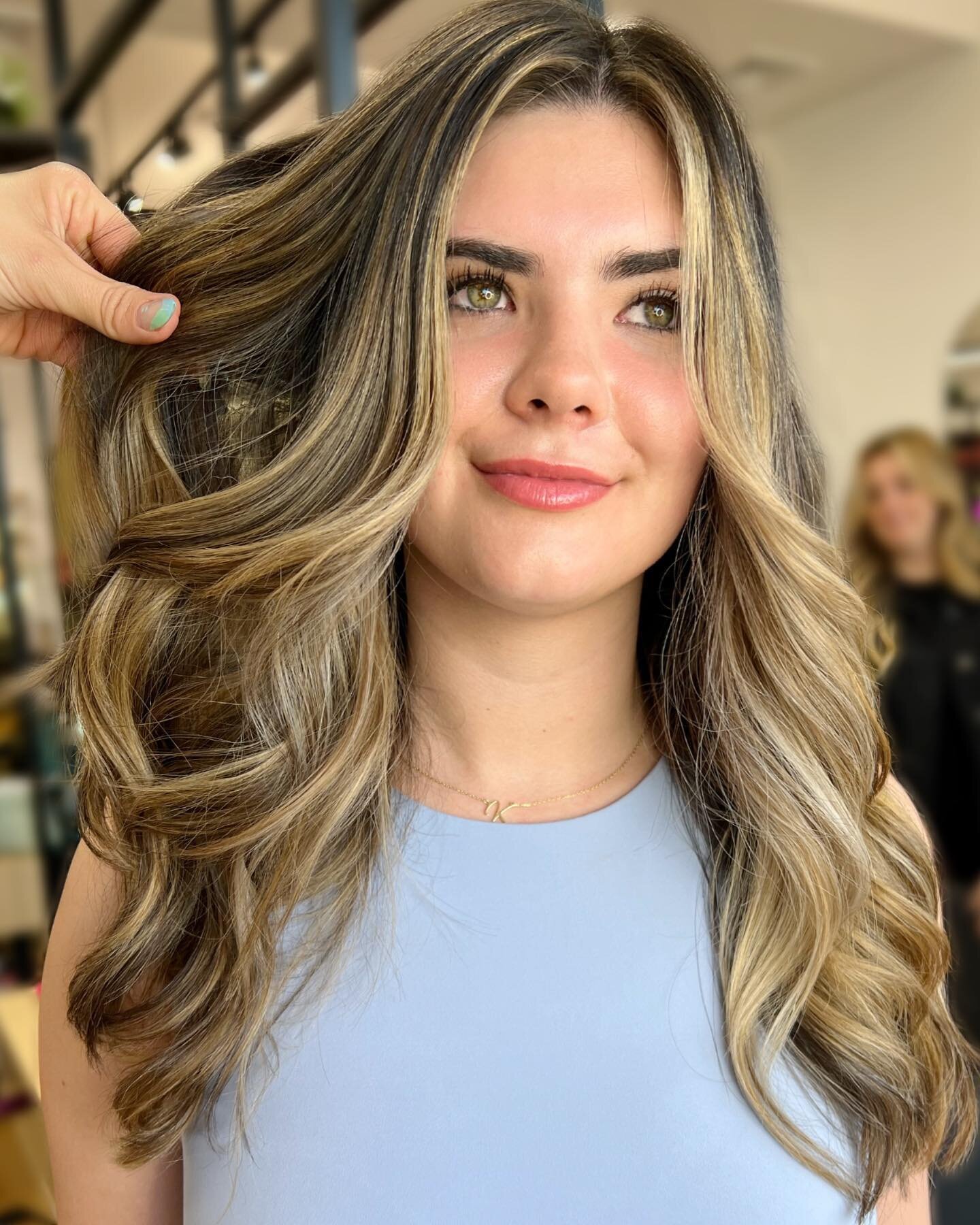 Golden glow ✨
.
.
#balayage #blondebalayage
#warmblondebalayage #brunettebalayage #njhairstylist
#balayageartists #njbesthair #thebestofnjbeauty #blonde
#bestofbalayage
#blondehair #wellahair #njbestartists