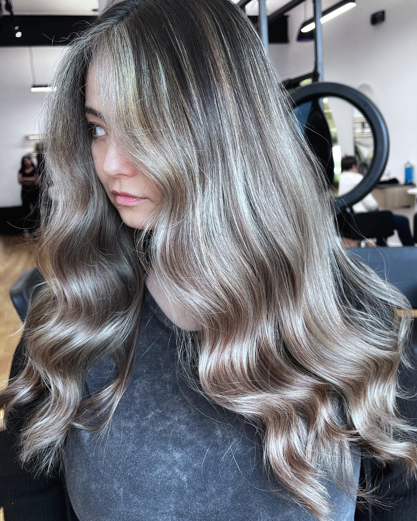 First class ash🌪

#njhairstylist #njblondes #njsalon #blondehair #whitehair #blonde #bestofbalayage #ashybalayage #smokeyhair #blondebalayage #icyblonde #explorepage #explore #wellahair #wellaeducation #wellahairusa #askforwella