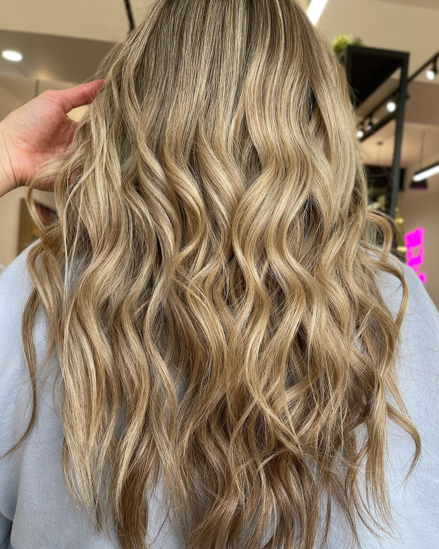 It&rsquo;s getting warm ☀️☀️☀️ 
.
.
.
#blondehair  #blondebalayage #wella #wellahair #haircolour #bestbalayage #behindthechair #warmblonde #colortouch 
#hairstyles