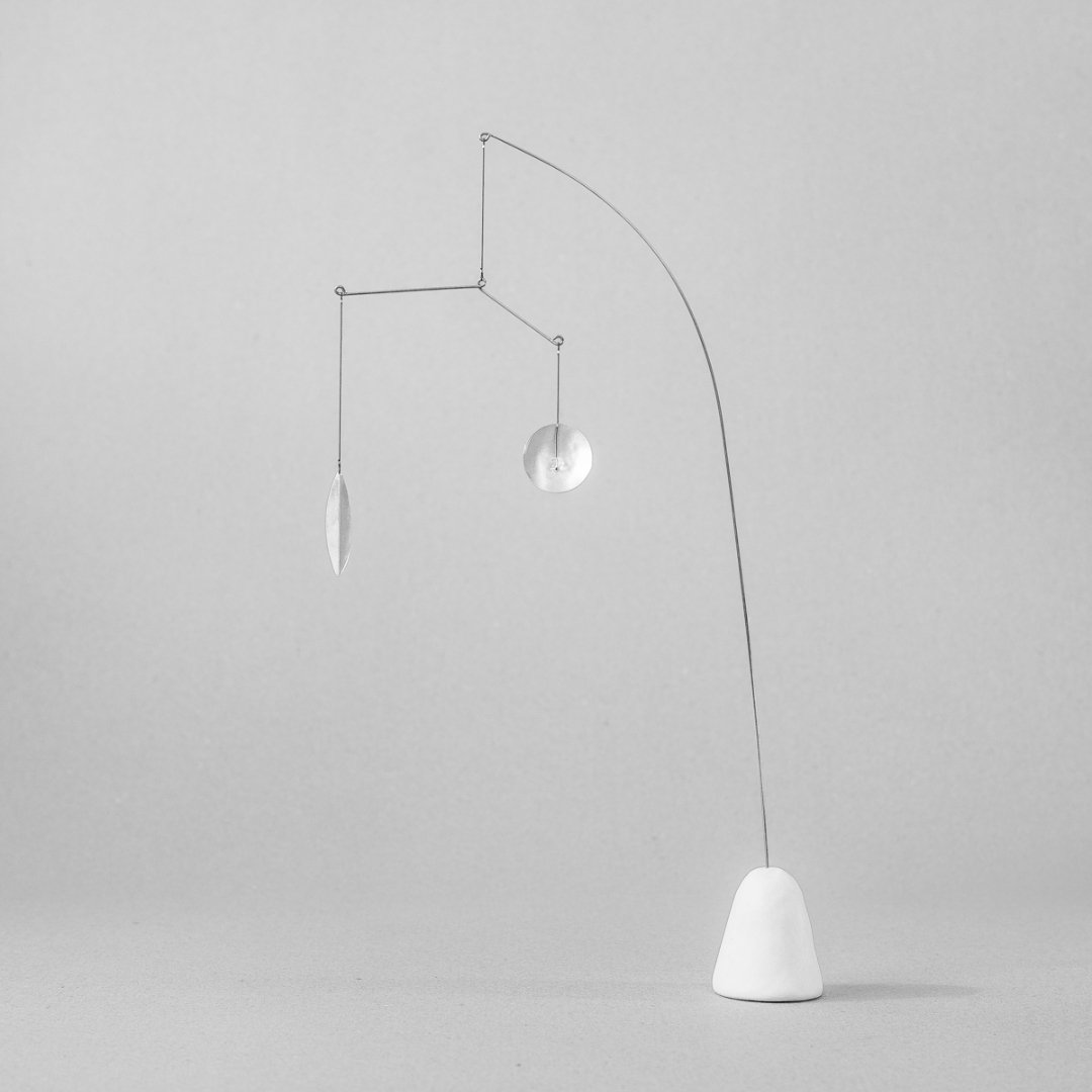NEW - Mobiles &agrave; poser en argent fin et porcelaine

Enti&egrave;rement r&eacute;alis&eacute; &agrave; la main, chaque mobile est unique. 
Choisissez entre un mobile double ou triple

&Agrave; d&eacute;couvrir en ligne ou en boutique
