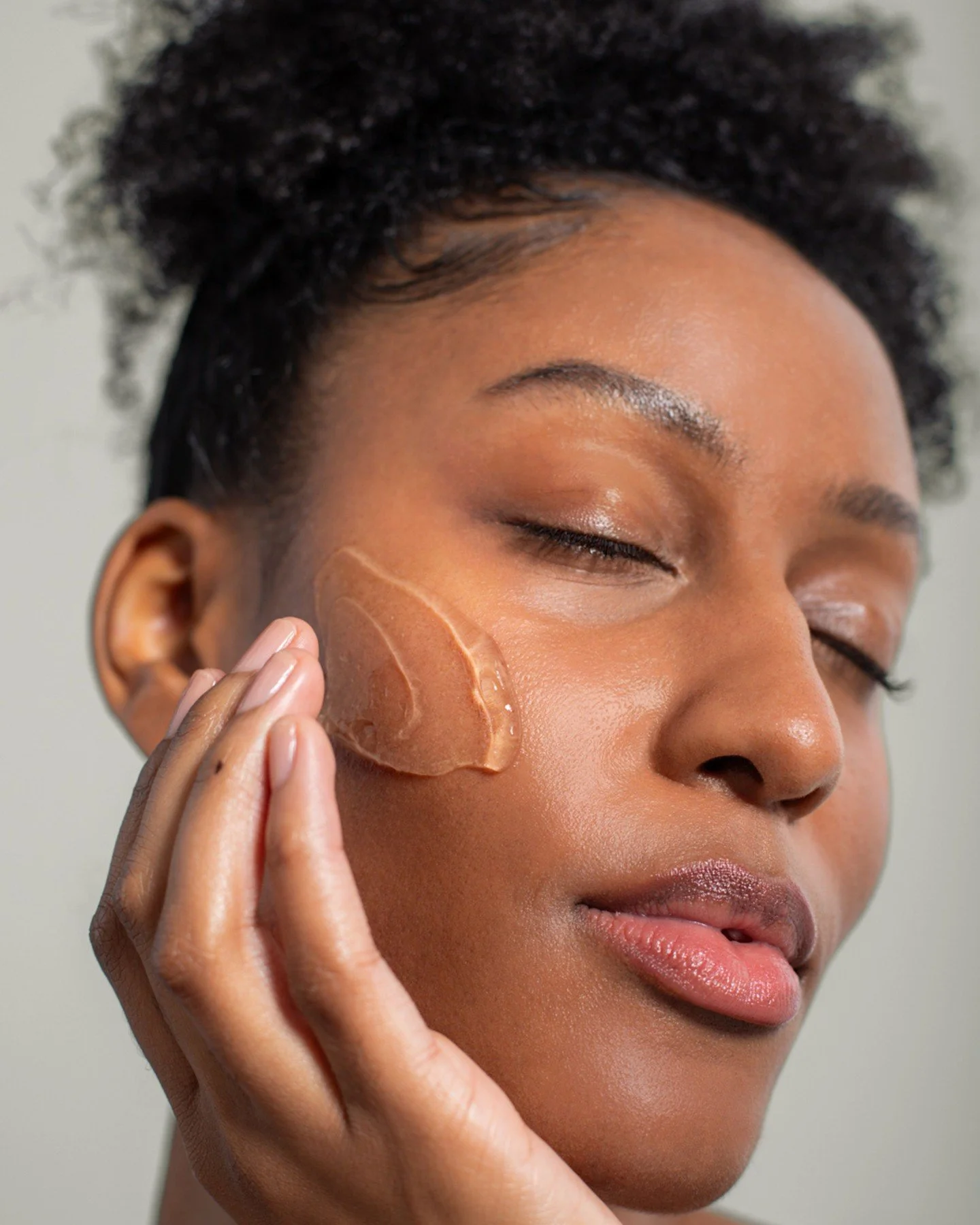 For @vo.beautyco&rsquo;s bestselling Beauty Sleep Leave-On Mask. 
⁠
Photography &amp; Lighting @domproductions.ca 
Creative Direction: @socialeesavvynia⁠
Location: @thestu.to⁠ 
Model: Justine Cooper