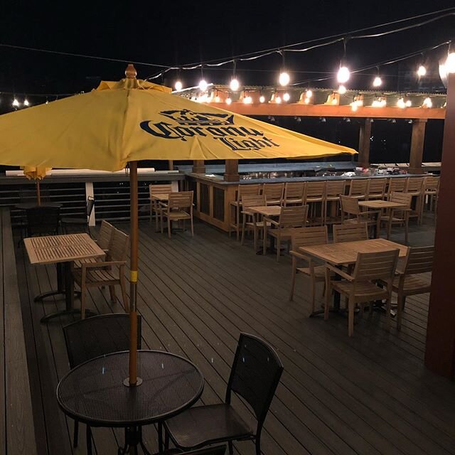 Roof diner etiquette: 
We are trying to keep people from going up and down the stairs so be sure to tell the hostess you want the roof.  You will be sent to the food  line in 6 ft distancing fashion and then wil be able to go to the roof. Drinks and 