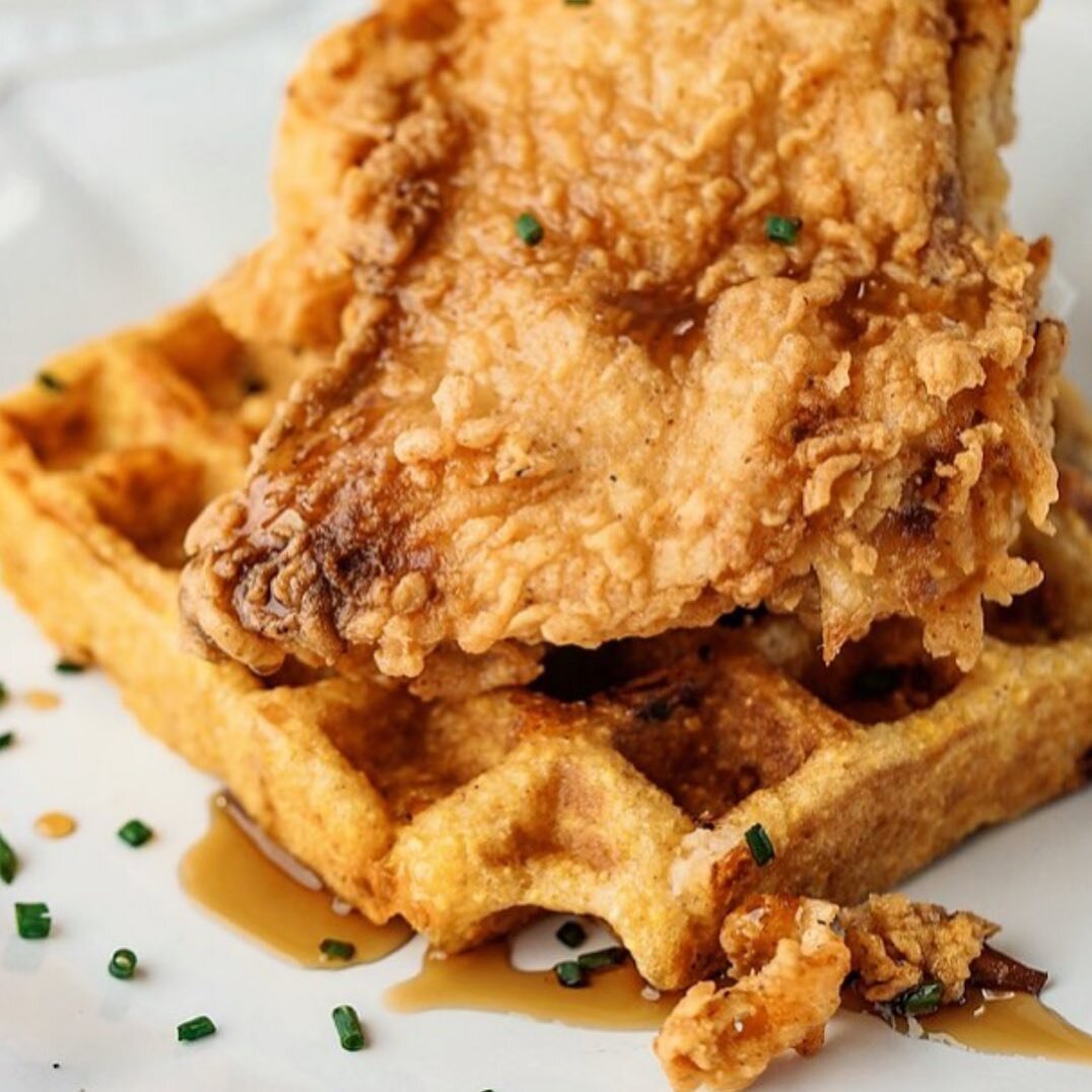 Fried Chicken &amp; Corn Bread Waffles made with #love (and organic ingredients) honey, #thisismorethanaCRUSH &hearts;️

#oddlysatisfying #asmr #asmrfood #capeverde
@chefrli x @grown #grownsouthern #taste #capeverdean #organicsoulfood #macandcheese #