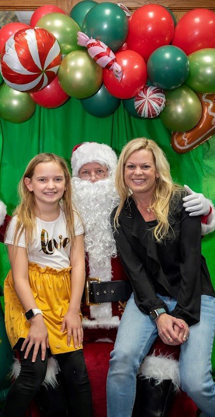 Mila's_Bakery_Santa.12.17.2022037.jpg