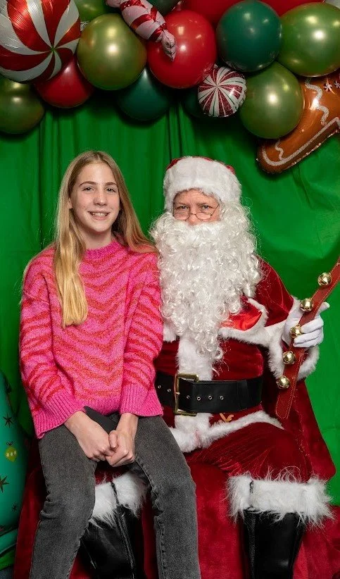 Mila's_Bakery_Santa.12.17.2022088.jpg